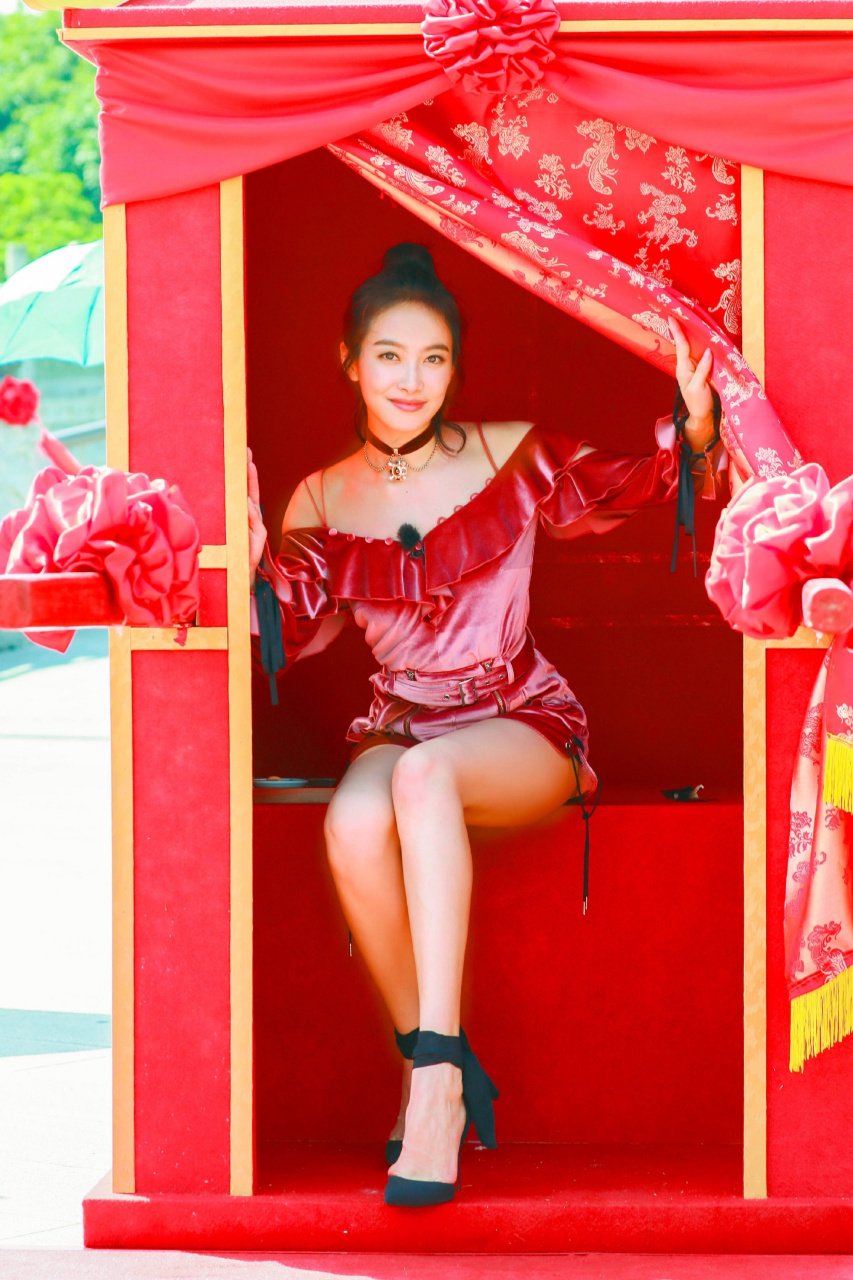 宋茜的一组高跟美腿图集