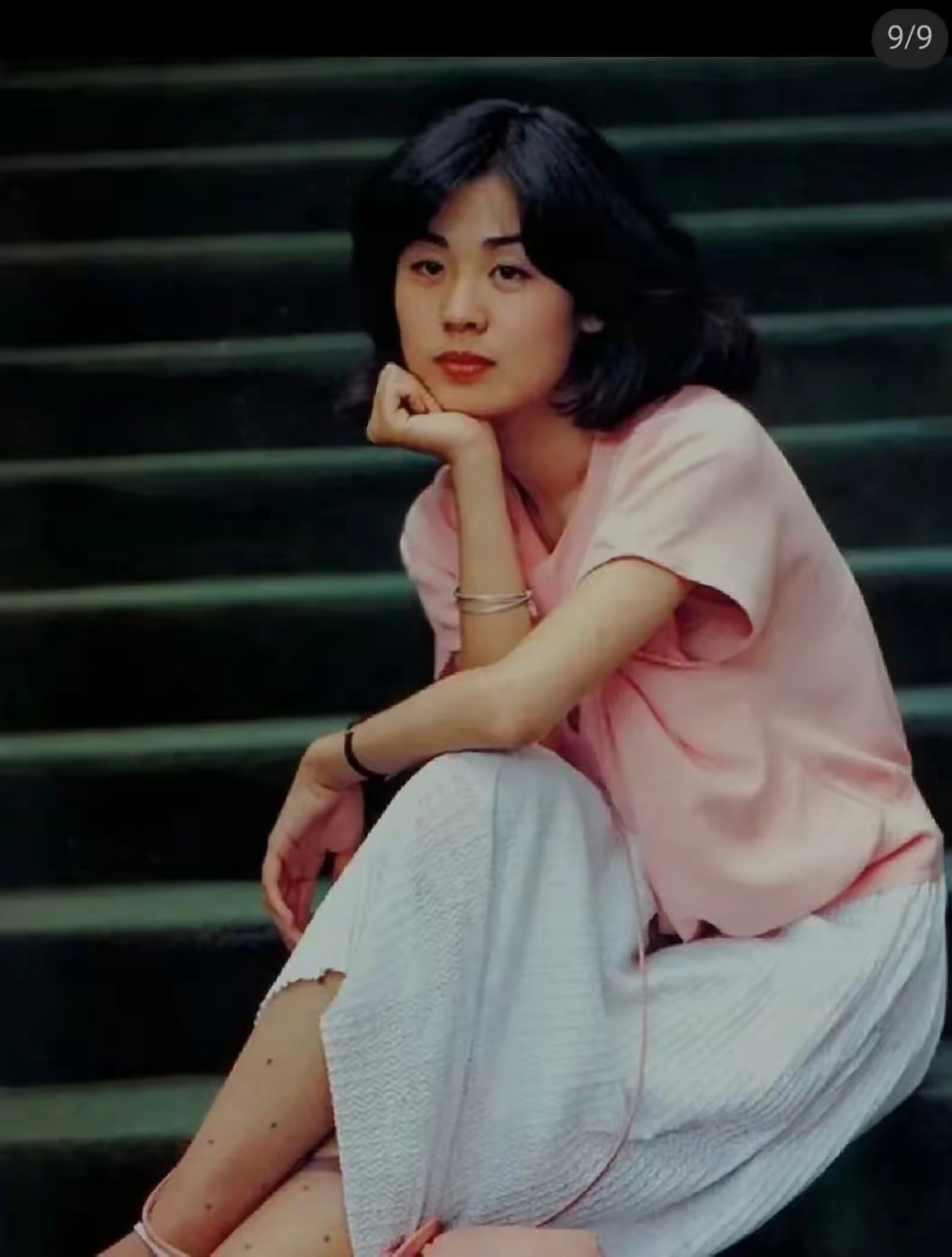 里边的女主秀芝!水灵灵的大眼睛,白里透红的脸蛋儿,清纯,稚嫩,可爱!