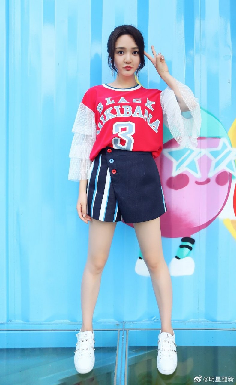 靳梦佳运动鞋美腿主持户外节目合集