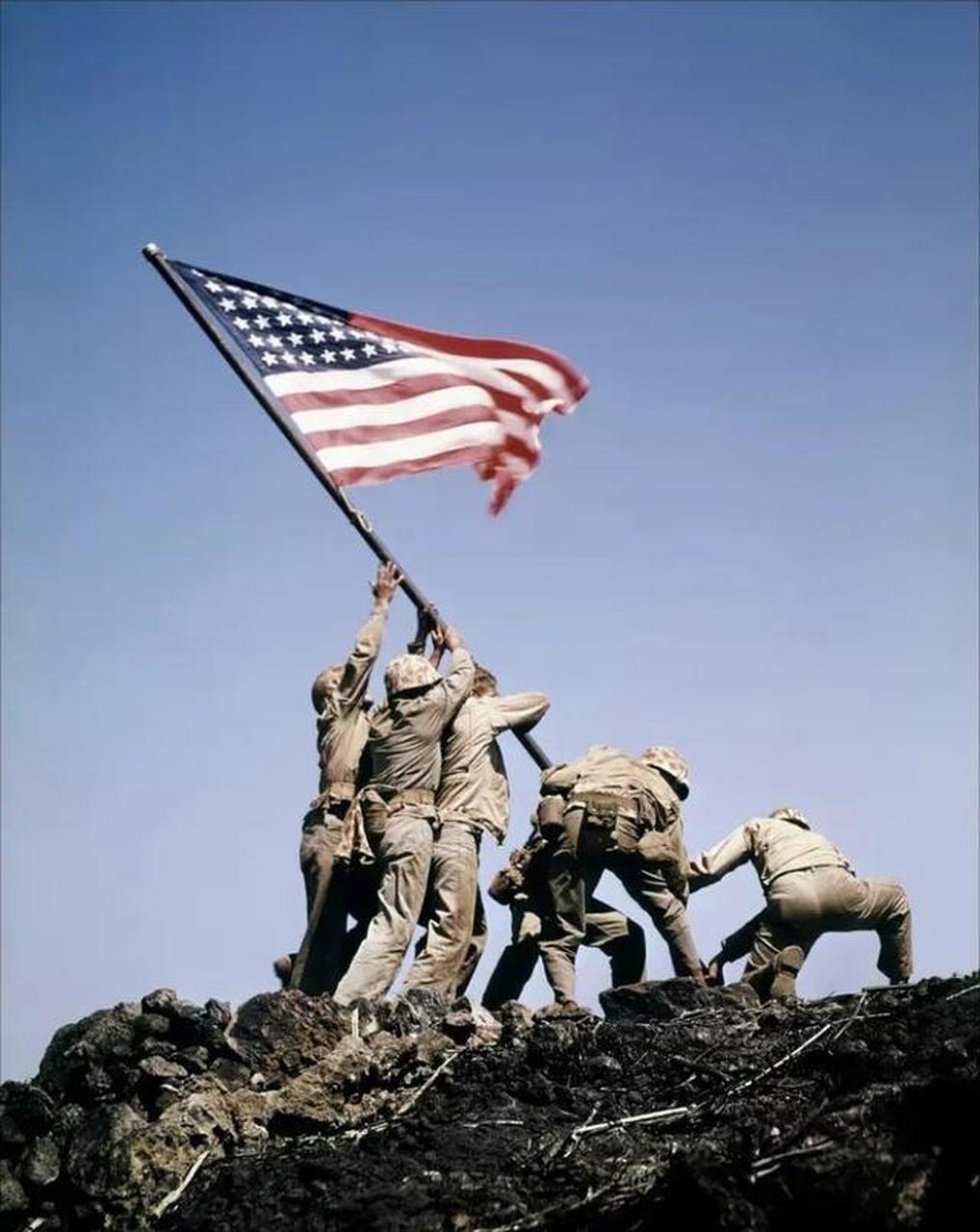 1945年2月,硫磺岛战役时,美国海军陆战队5师第28团第2营将国旗,插上了