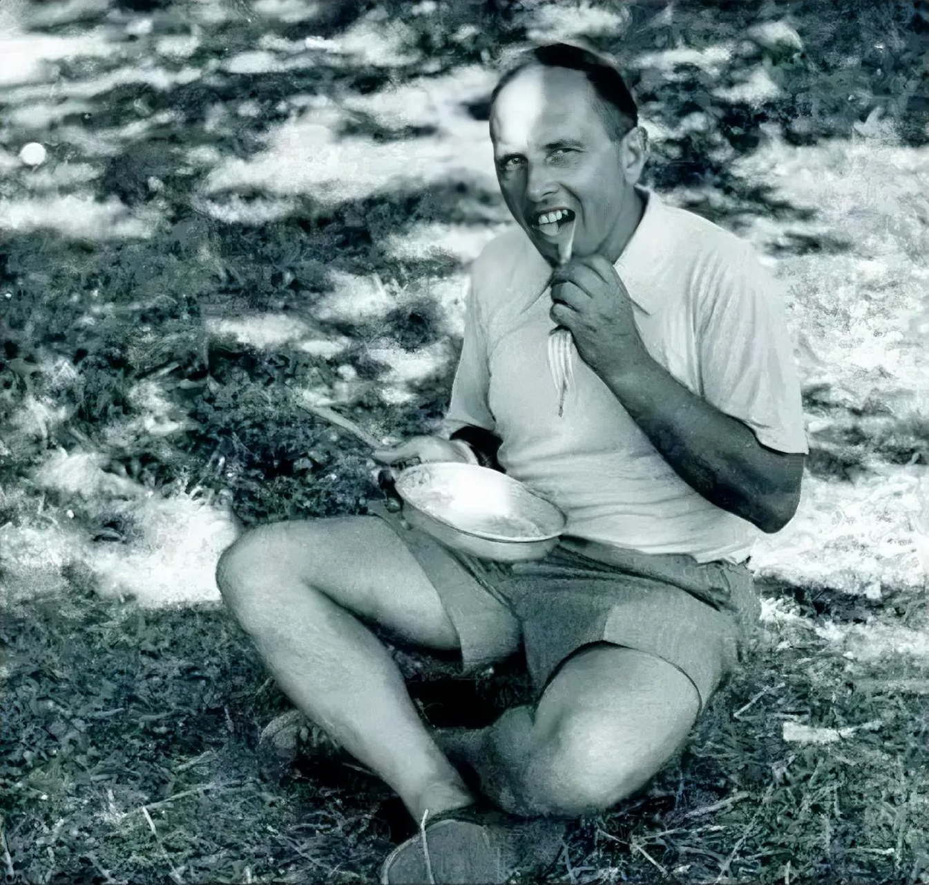 1941年,乌克兰,斯捷潘·班德拉正在草坪上享用美食,一副怡然自得的