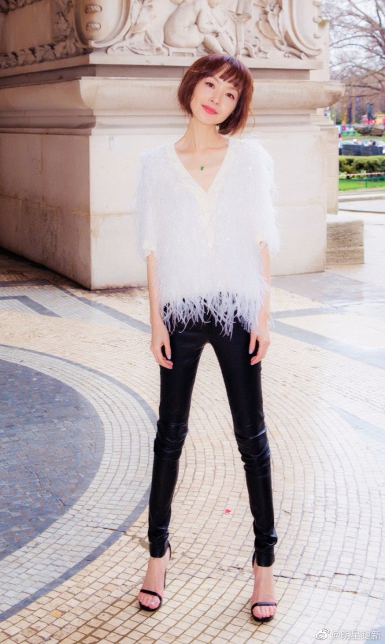 鲁豫紧身皮裤腿像火柴棍,脚趾头涂了蓝色指甲油在雨中漫步