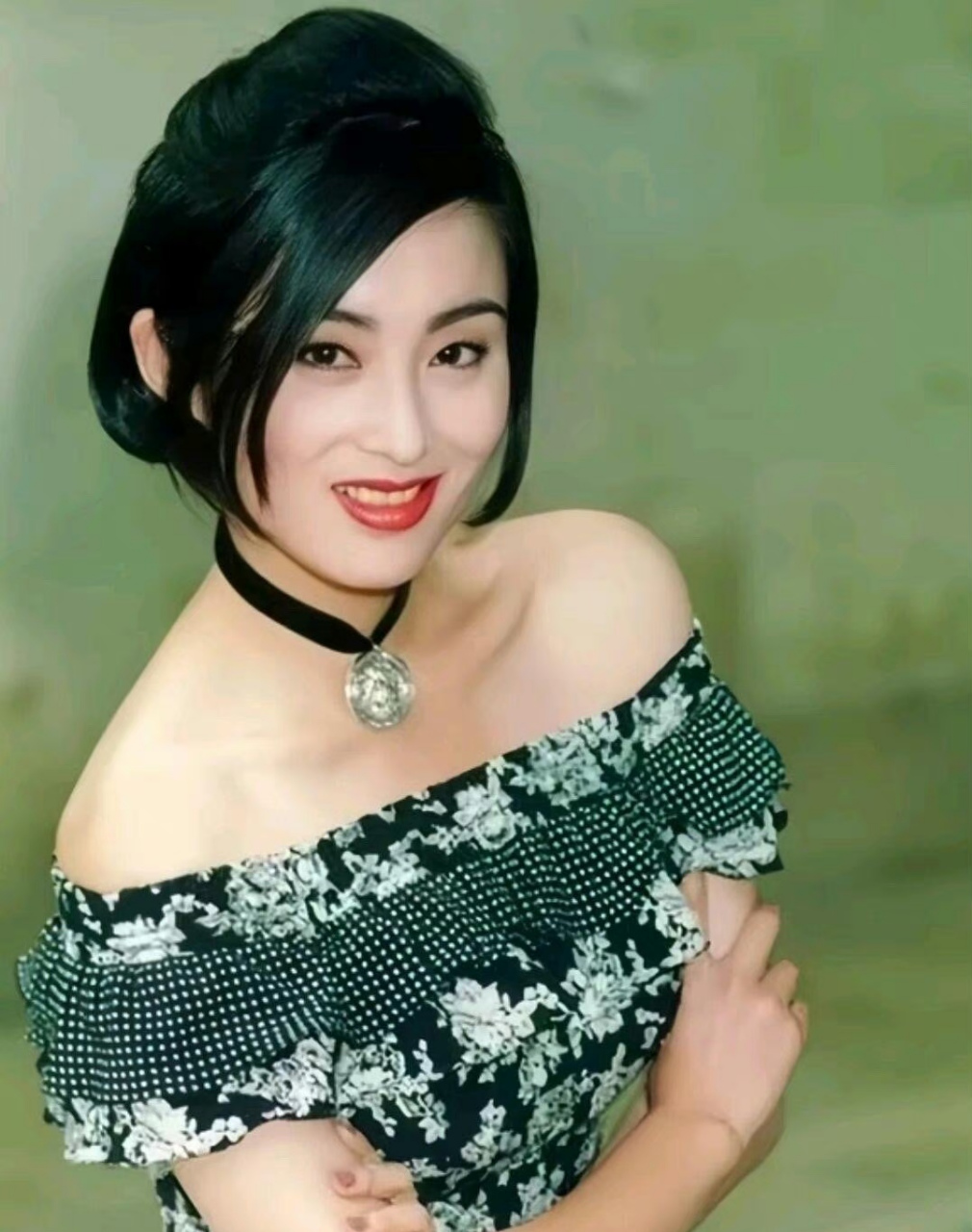 早期的张敏,身上透着一股浓郁的风韵美,让人为之心醉着迷.