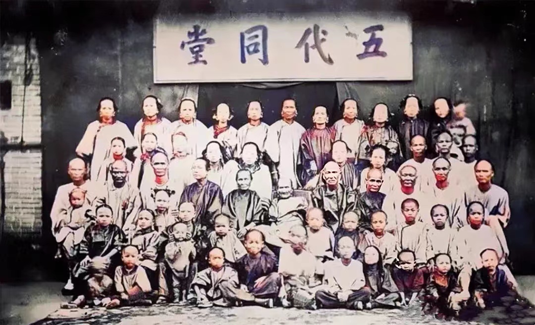 清末时期,一个"五代同堂"的大家族盛况的老照片,在中国深厚的传统文化