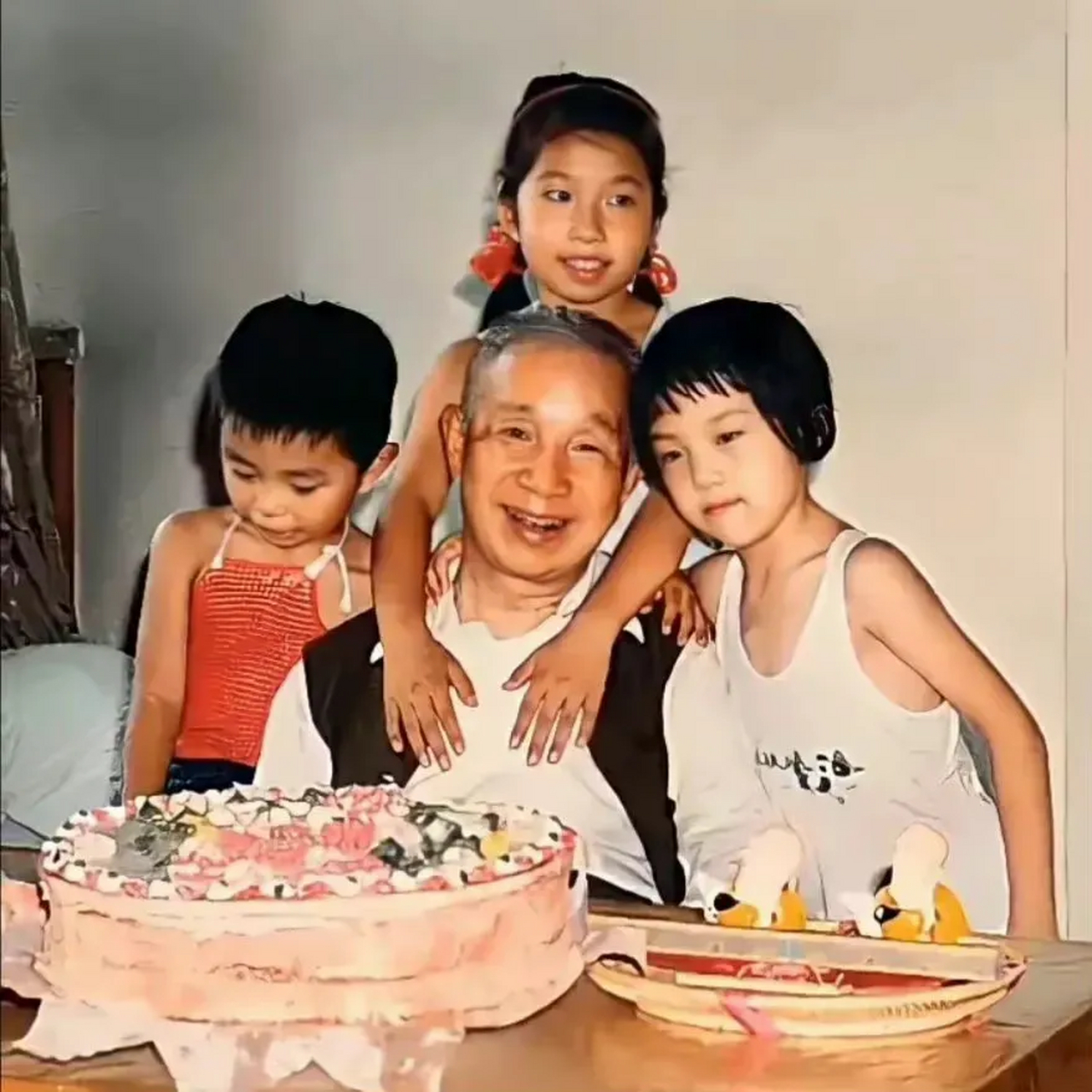 80年代初,晚年的粟裕大将过生日时,与孙辈们共同庆祝时的画面,镜头中