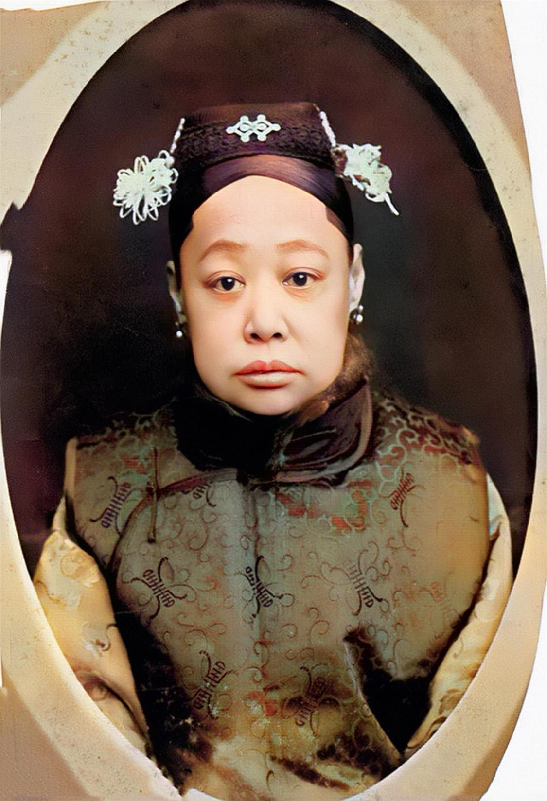 1889年她和妹妹珍妃一起成为了光绪的后妃也是光绪仅有的两名妃子