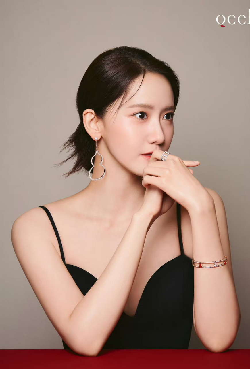 林允儿黑色吊带衣写真