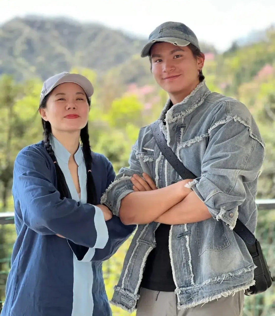 龚琳娜的儿子高大帅气,作为中德混血儿,遗传了父母的优良基因,越来越