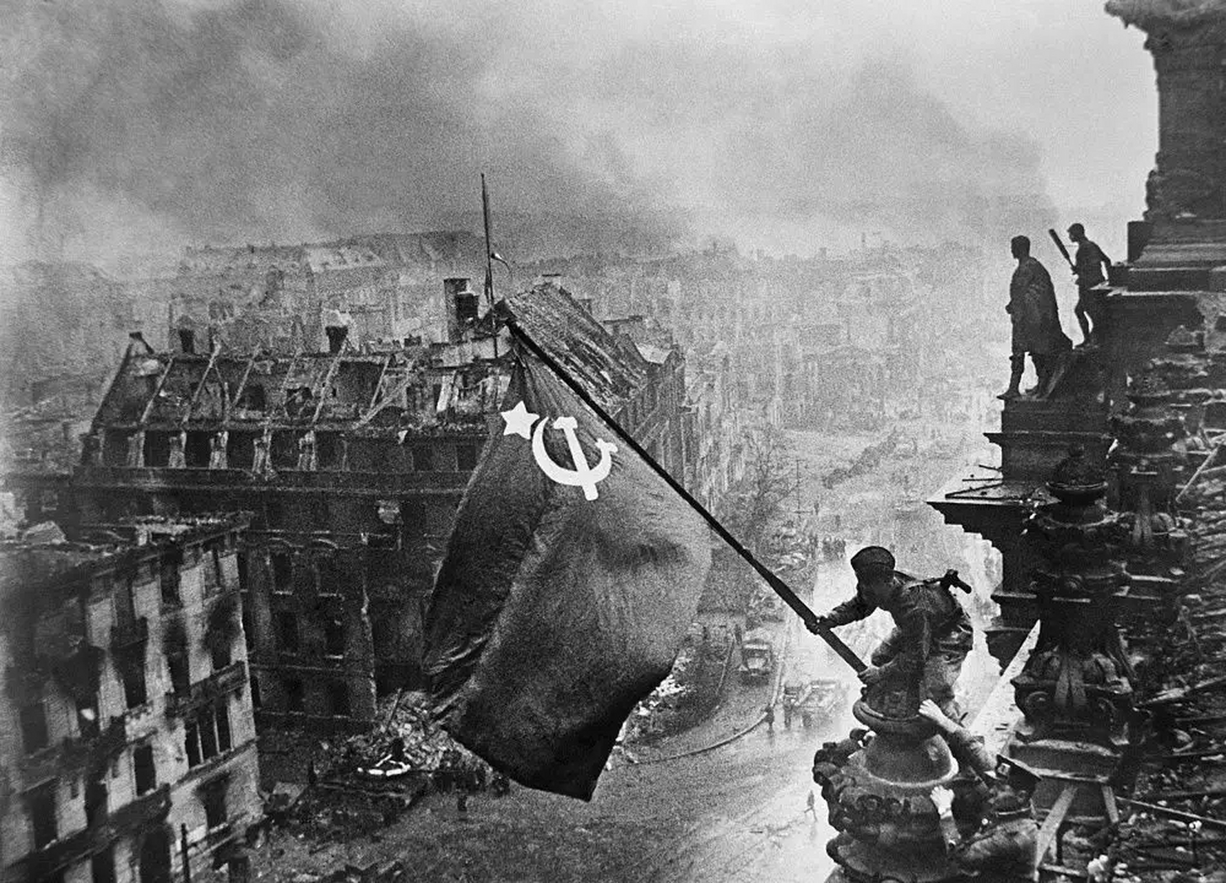 1945年,苏联攻陷柏林后,一个德国家庭在公园服毒自尽后的场景,而一旁