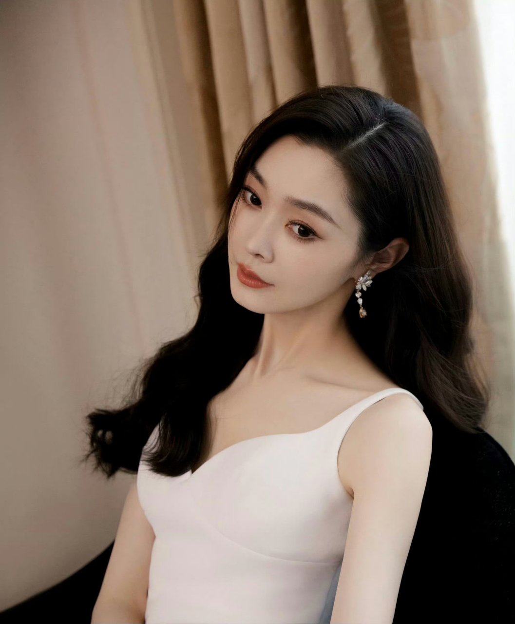 宋轶,低胸吊带裙造型显高级