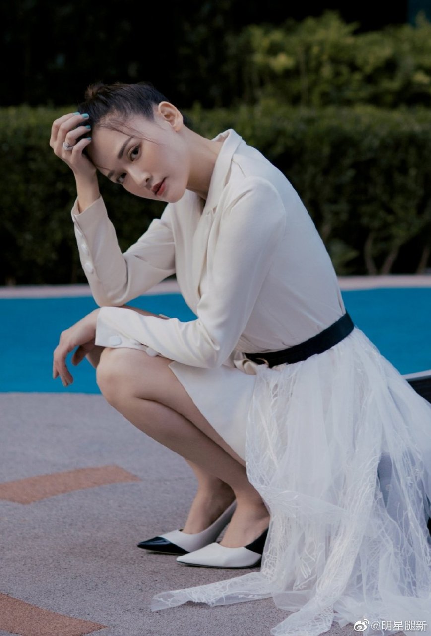 陈乔恩轻熟打扮身穿干练西装短裙踩黑白配高跟鞋 玉腿顺滑纤瘦