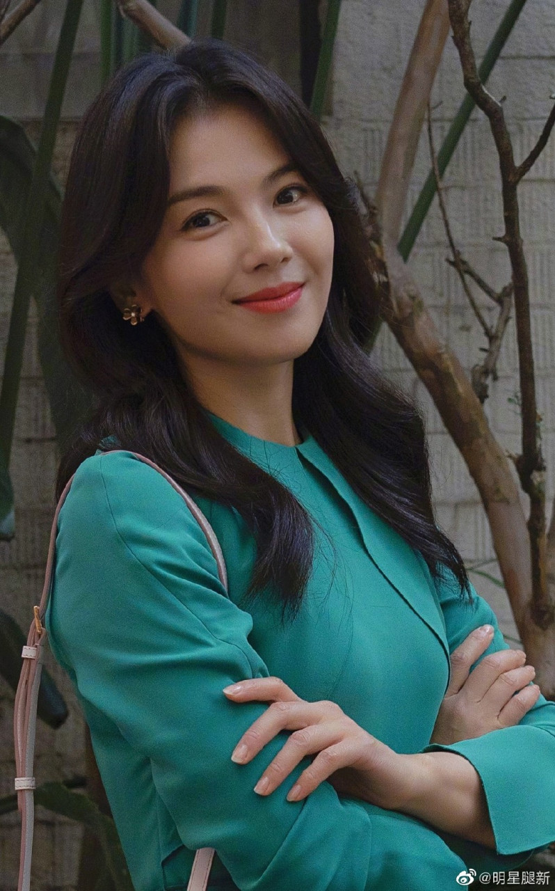 轻熟女明星刘涛夹腿坐姿笑容太迷人