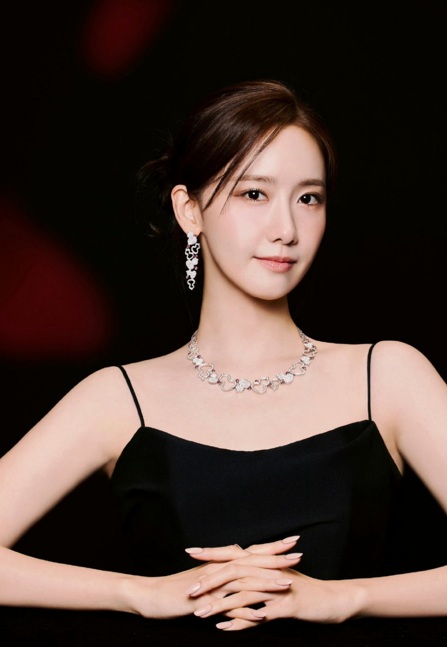 林允儿黑色吊带衣写真