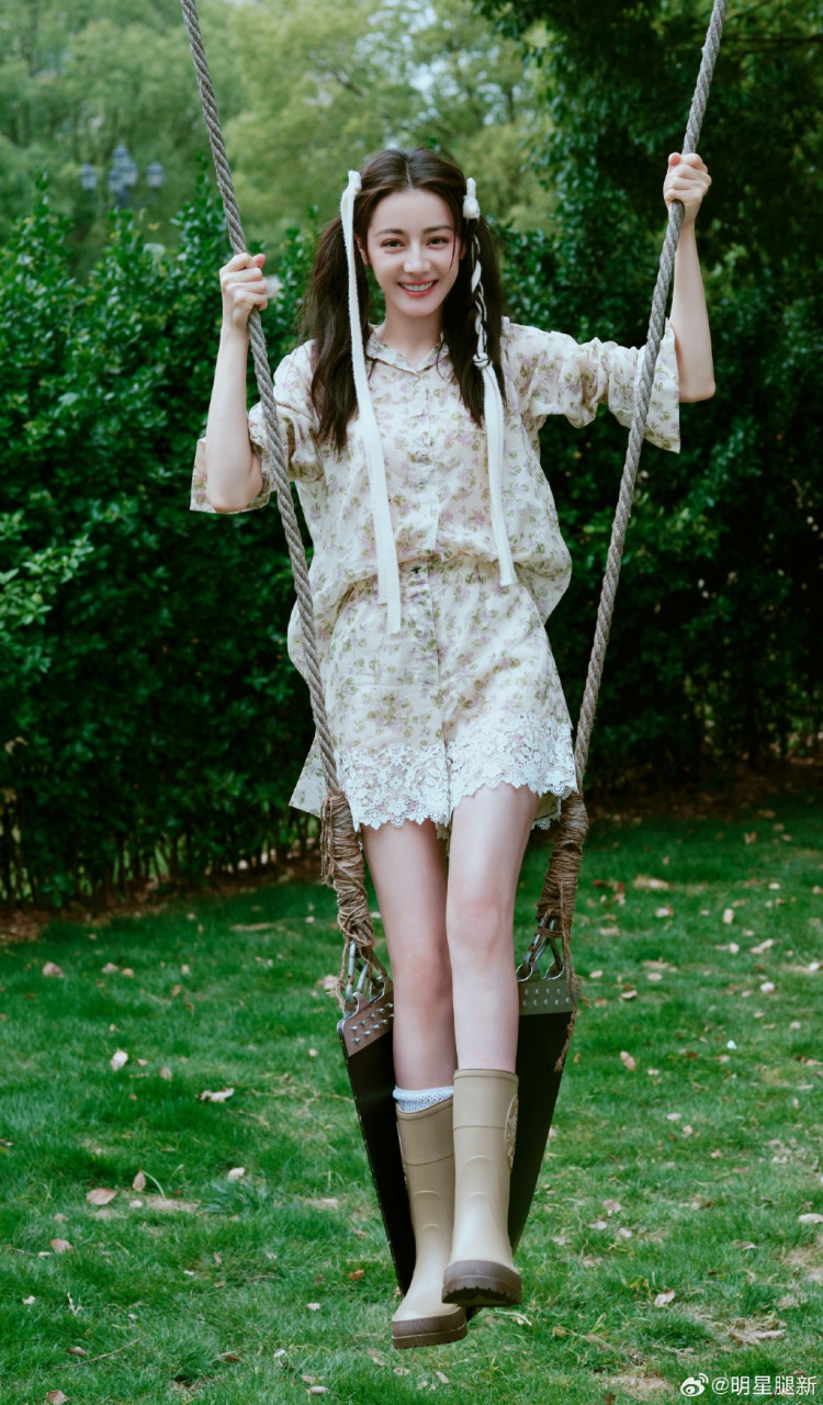 迪丽热巴白皙美直腿天真烂漫美