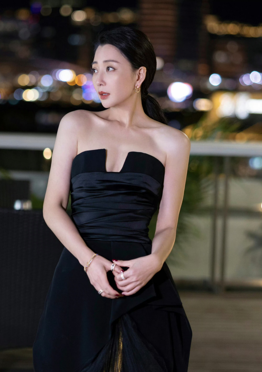 殷桃这身黑色礼裙,显得十分精致唯美,让她的身材一览无余.