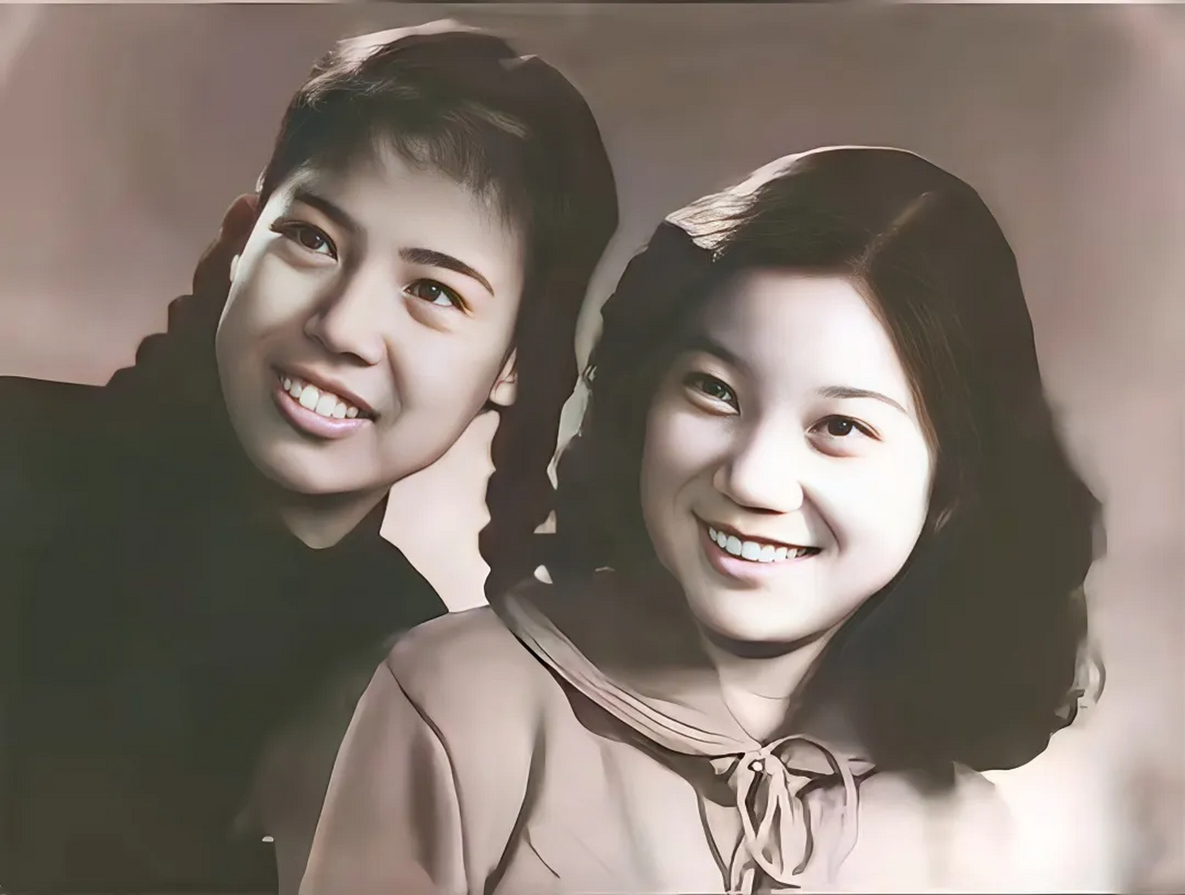 50年代,刘思齐与邵华姐妹俩的合影照片,其中刘思齐是姐姐,她是刘谦初