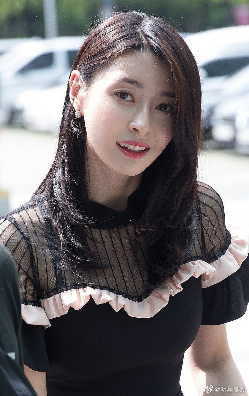 韩国女歌手权娜拉白皙美腿街