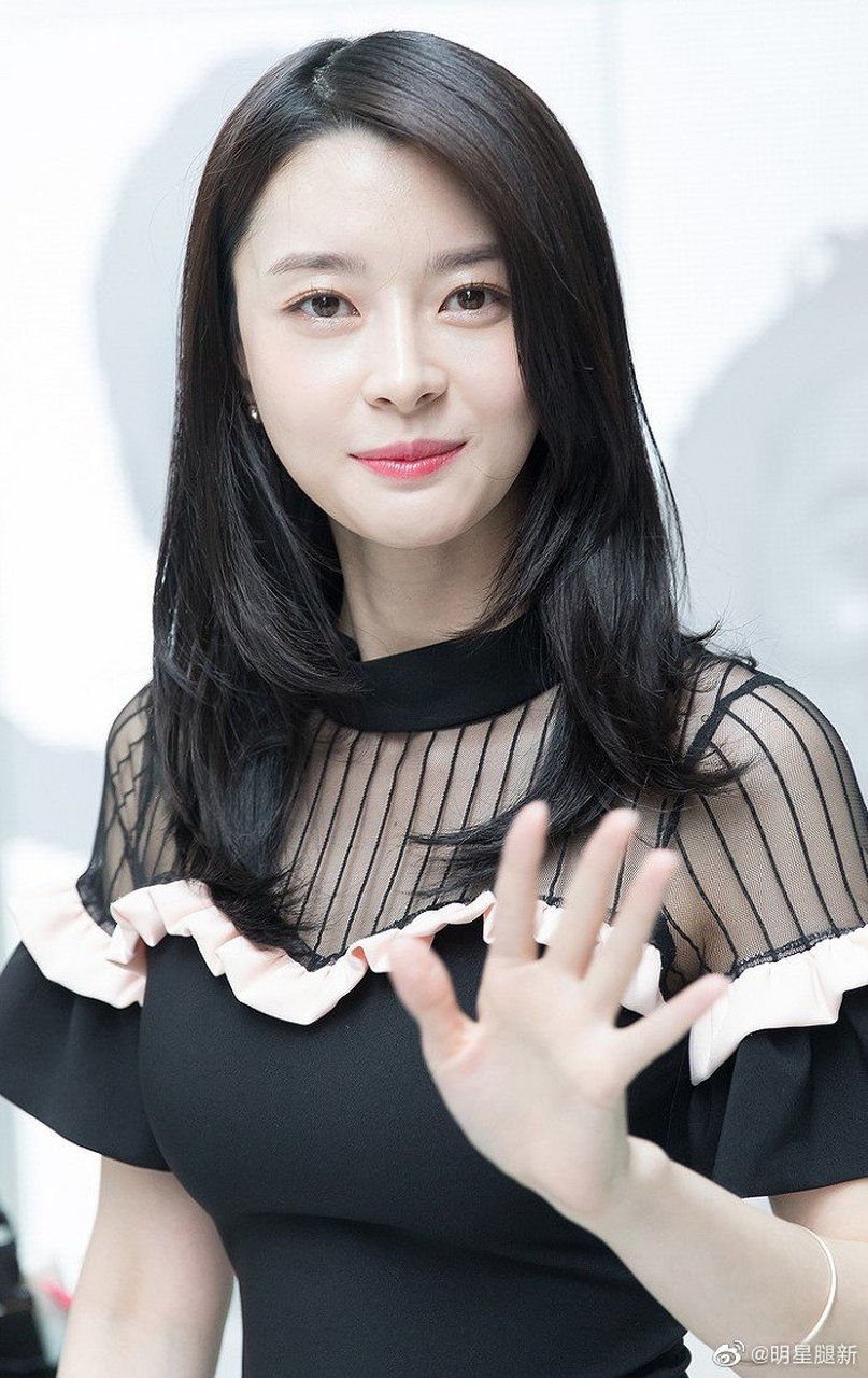 韩国女歌手权娜拉白皙美腿街