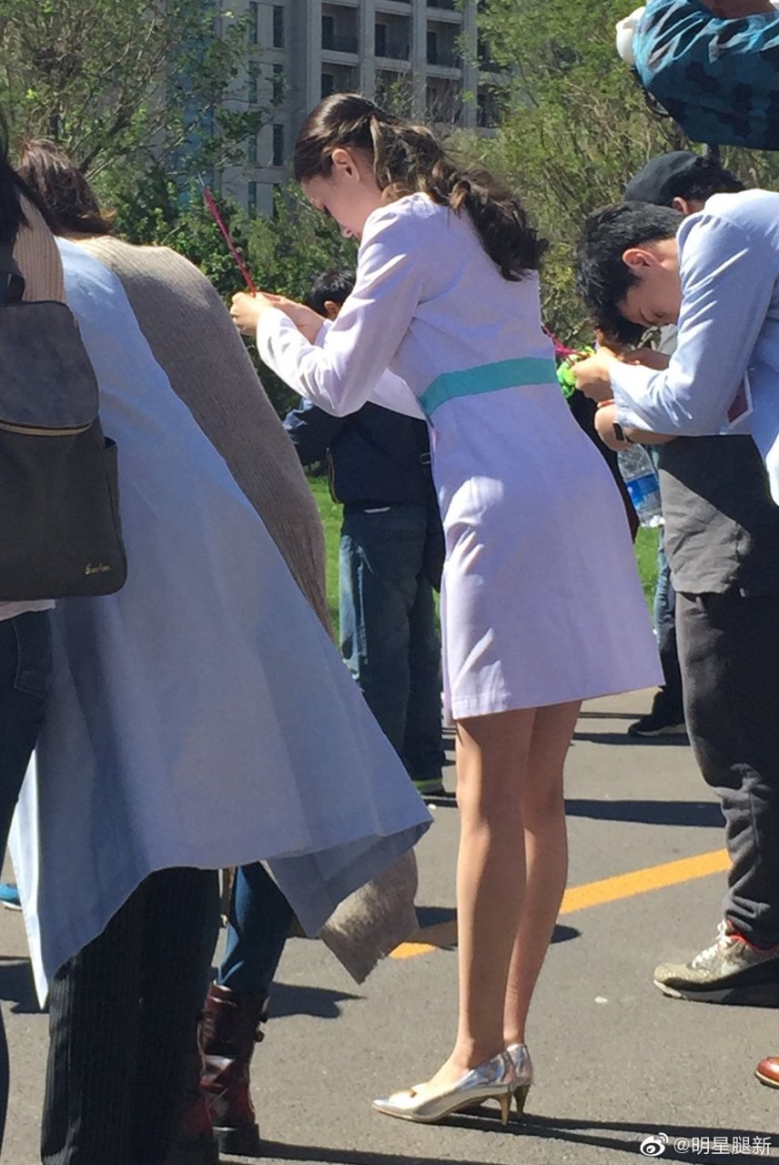 马秋子美腿踩低跟鞋气质温雅