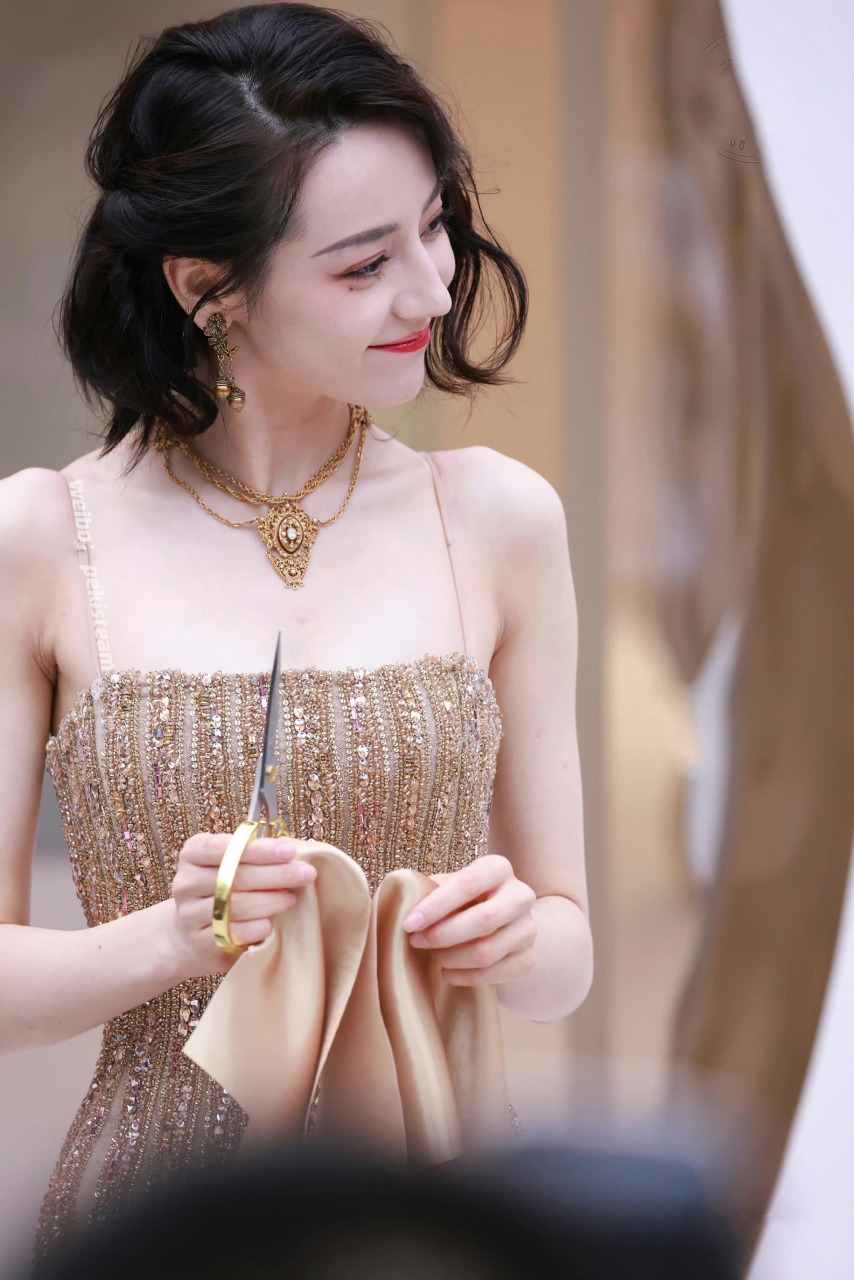 迪丽热巴,穿抹胸,露香肩,酥胸丰满圆润,身材真是绝了