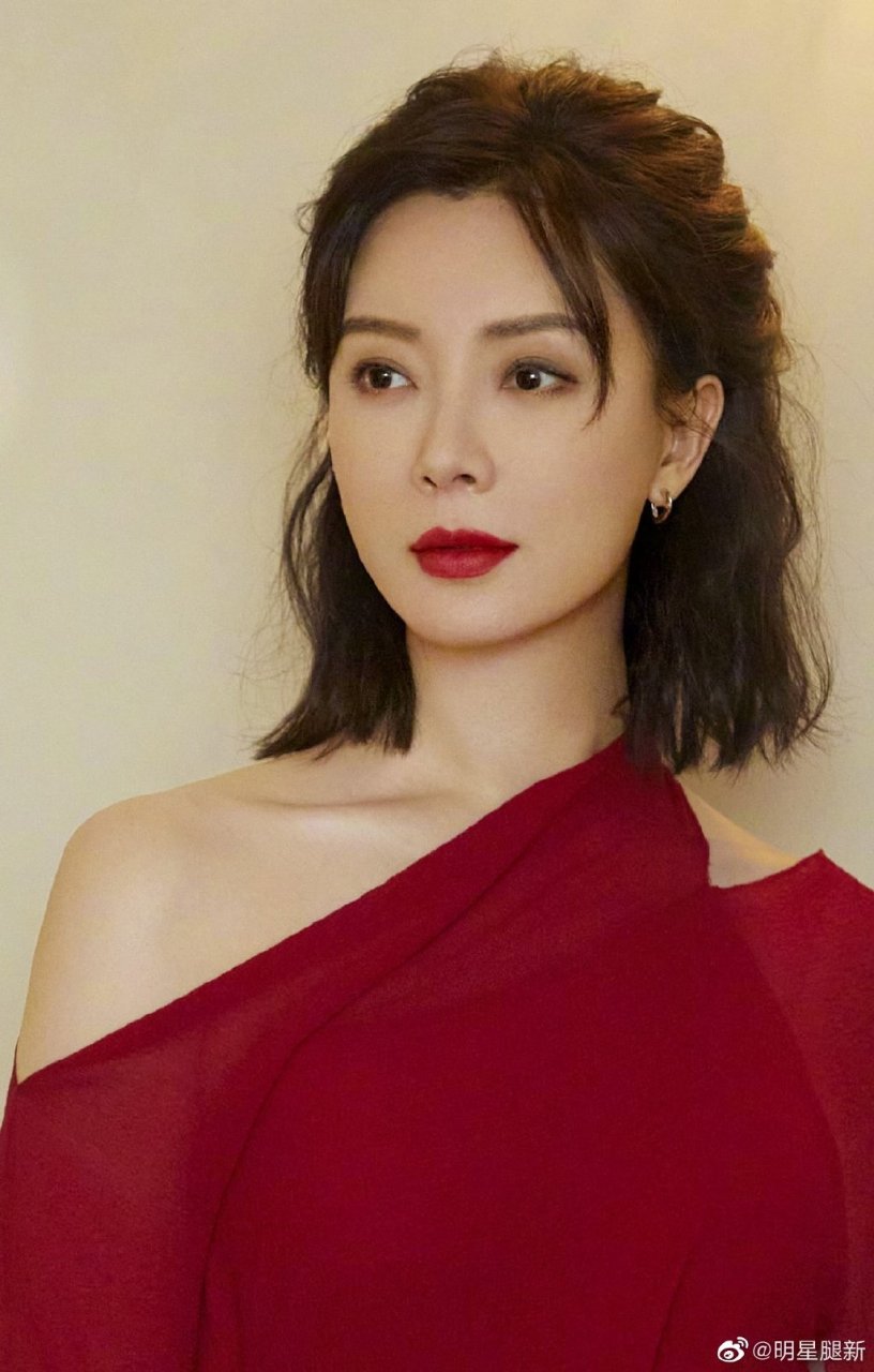 轻熟明星陈数玉足踩一字带凉高跟兼具端庄和美