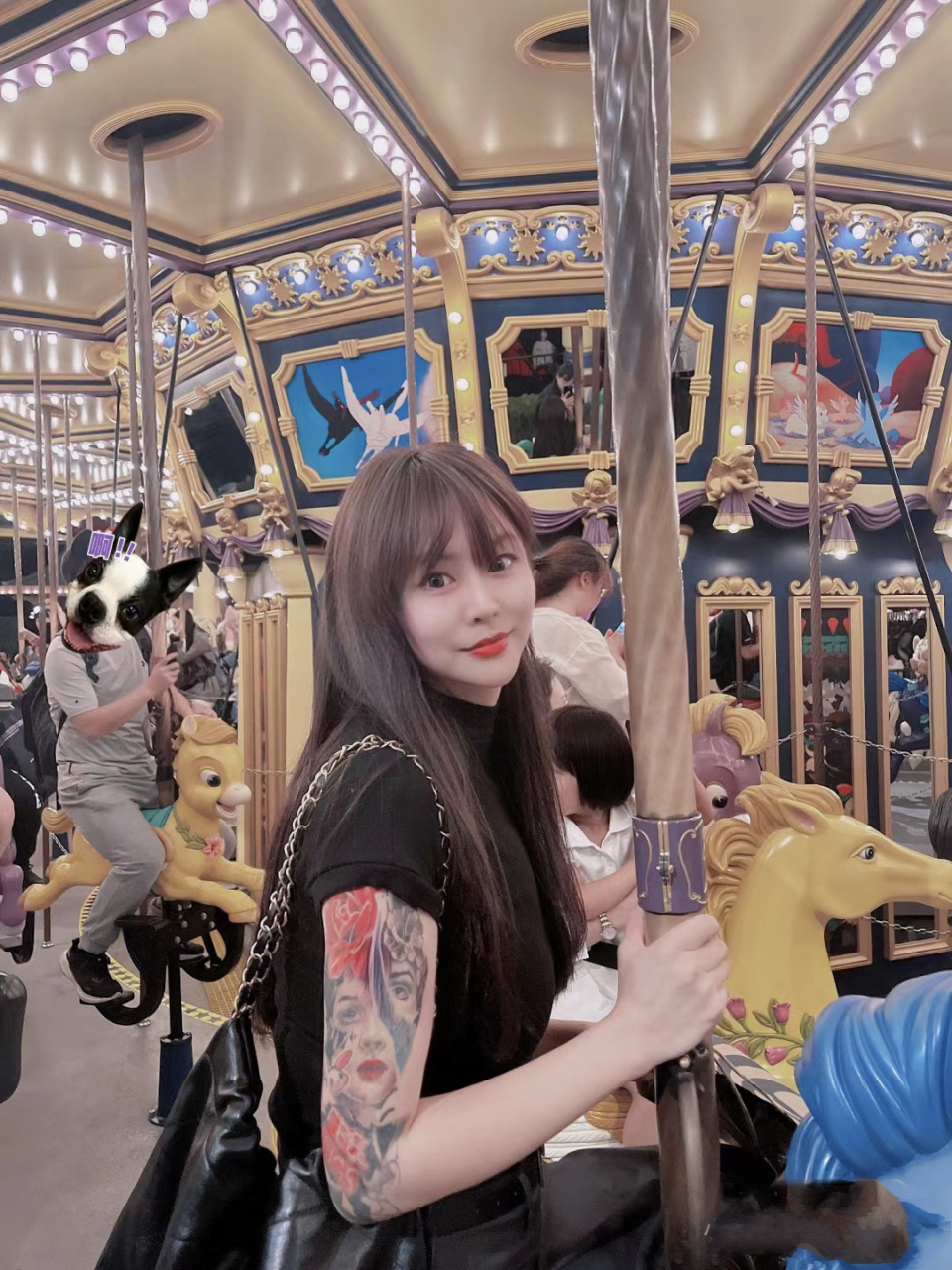 姐姐,你也坐旋转木马啊?