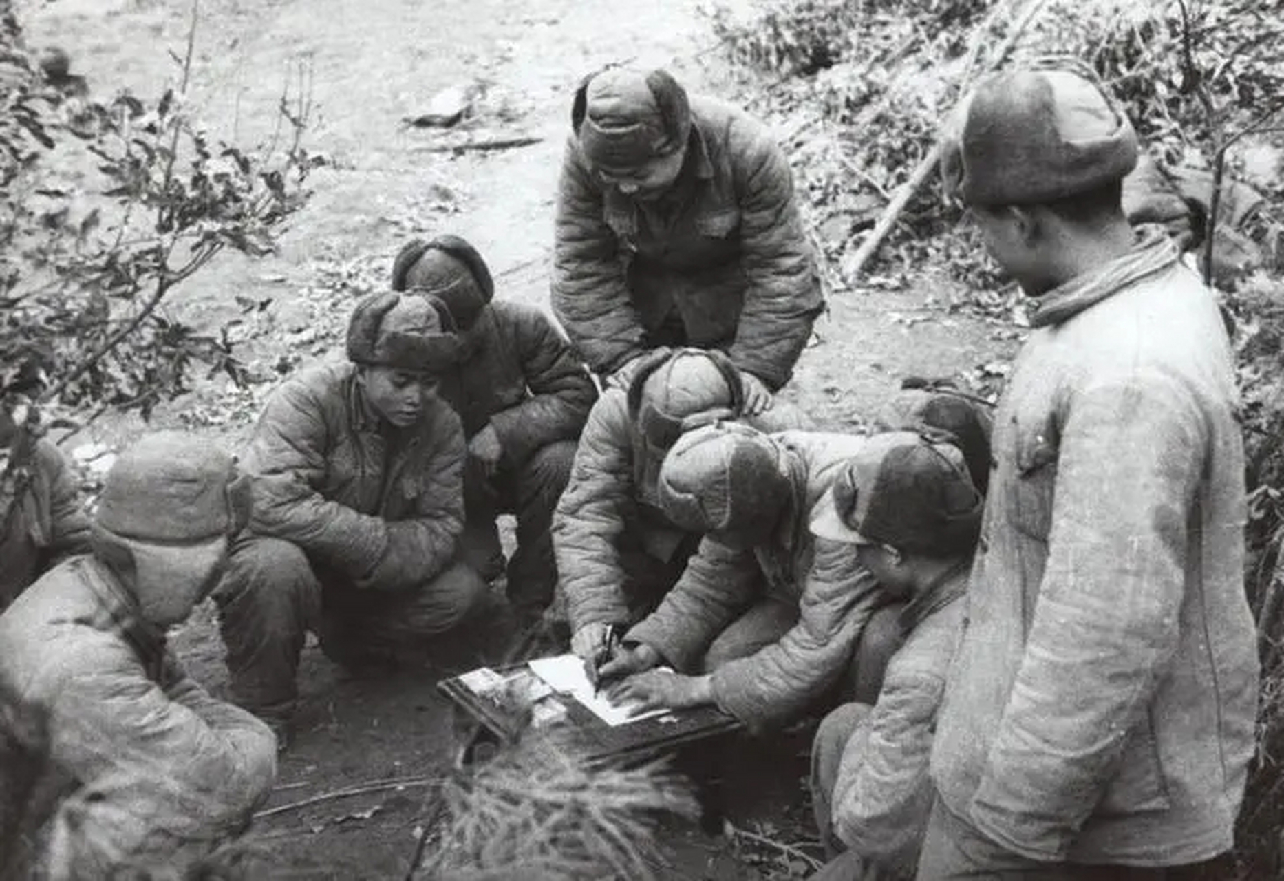 1951年2月,汉江地区,一名英勇牺牲的志愿军50军战士的照片,镜头中可以