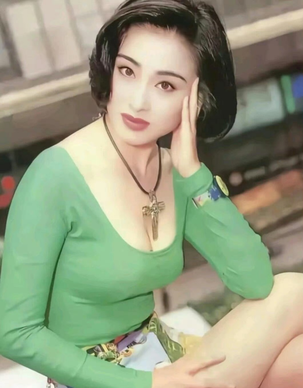 早期的张敏,身上透着一股浓郁的风韵美,让人为之心醉着迷.