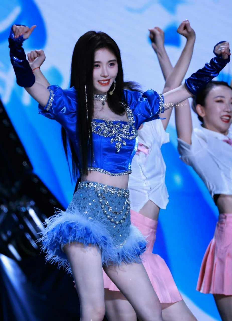 鞠婧祎超短裤舞台照大赏,这性感美腿你爱了吗?