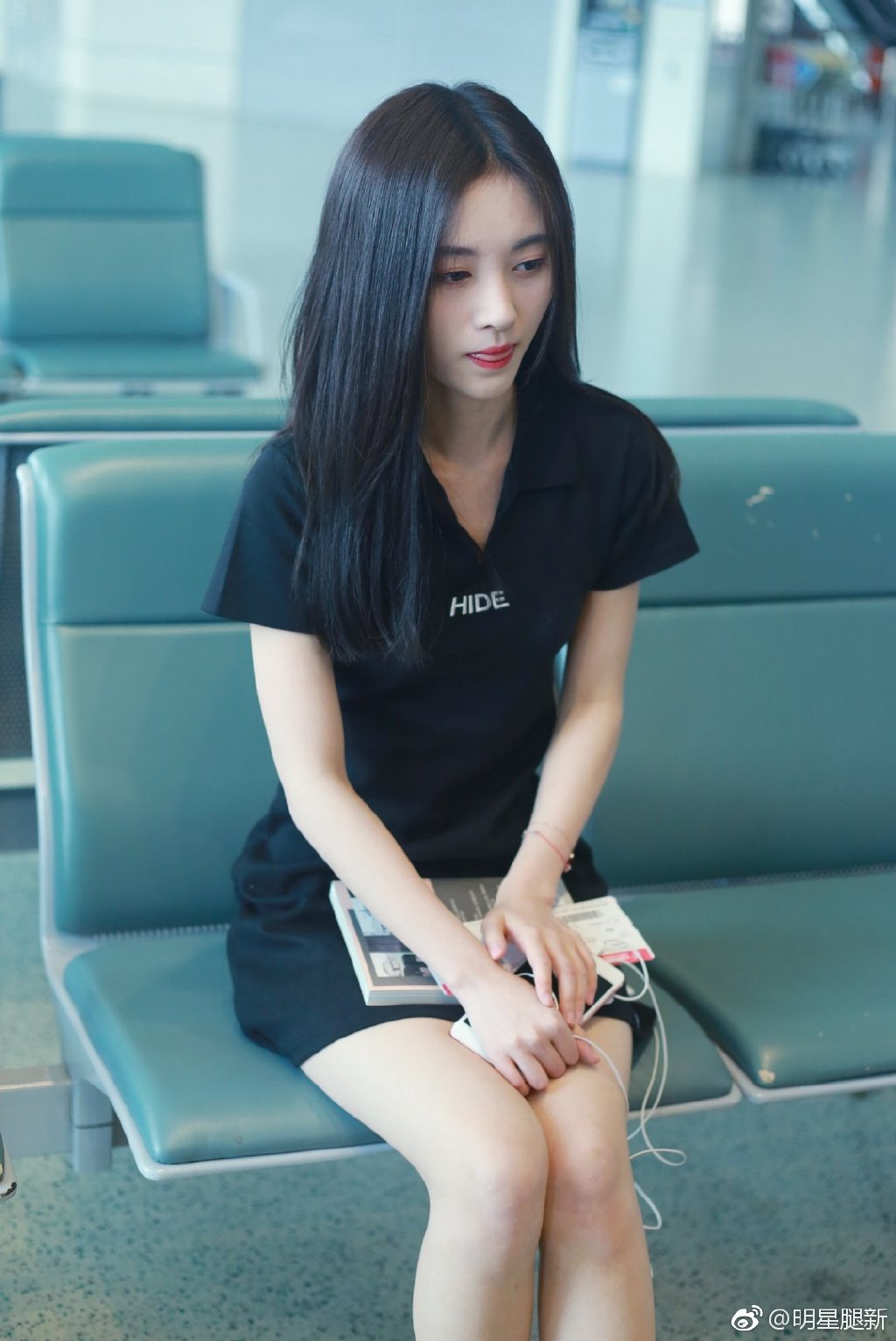鞠婧祎机场跷二郎腿有没有偷拍的赶脚