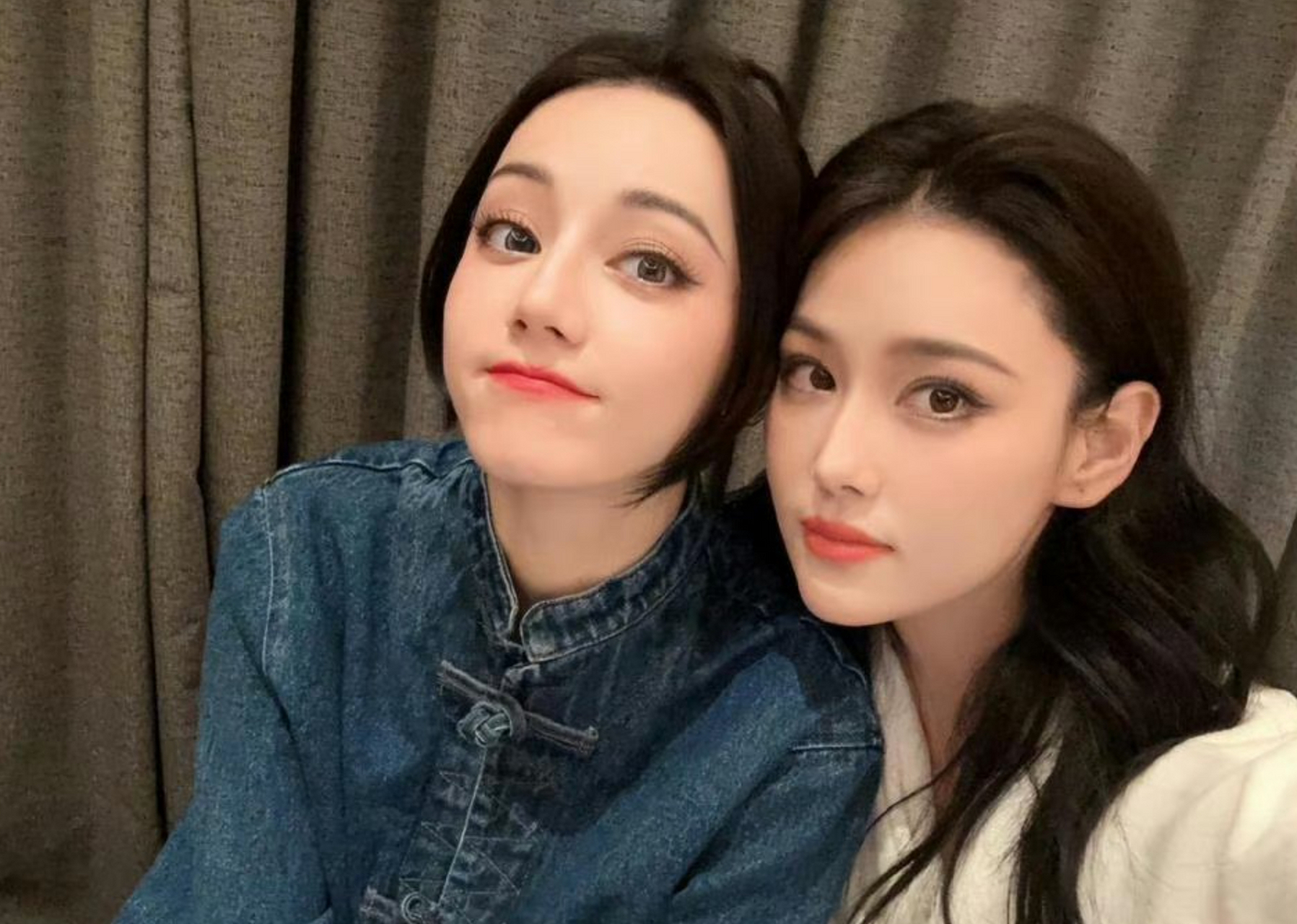 张予曦和迪丽热巴这合照