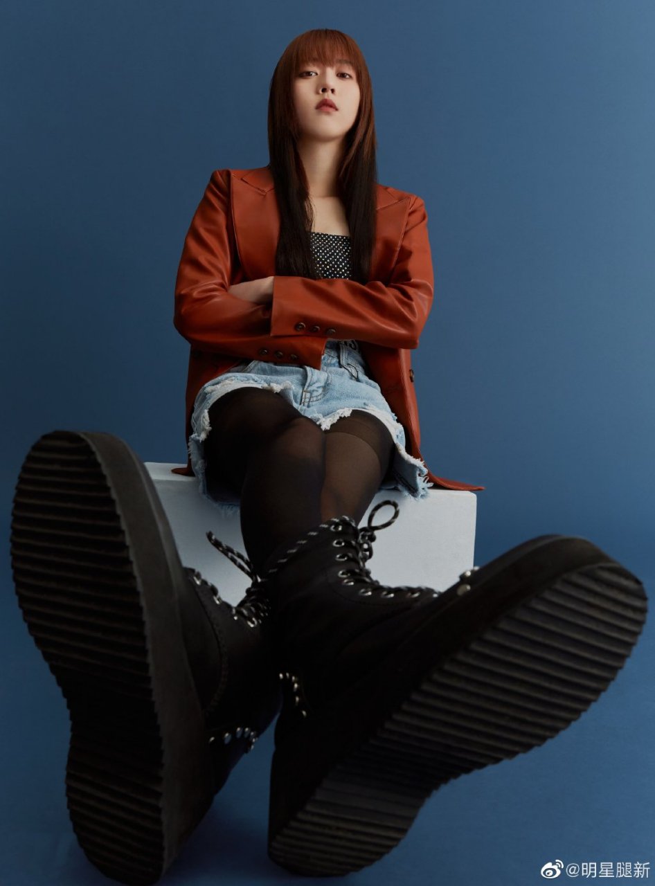 这次是叛逆的美少女李凯馨黑丝配短