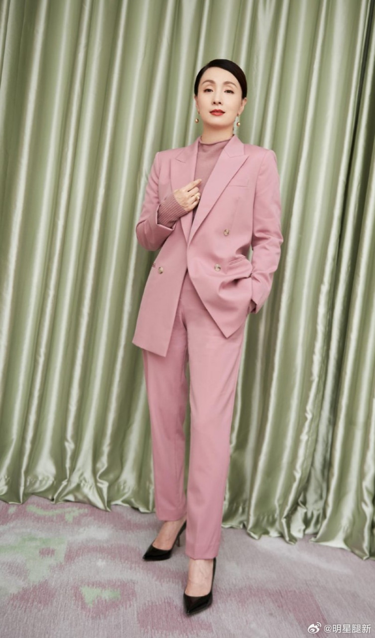陶虹穿粉色西装踩尖头高跟鞋出席颁奖礼