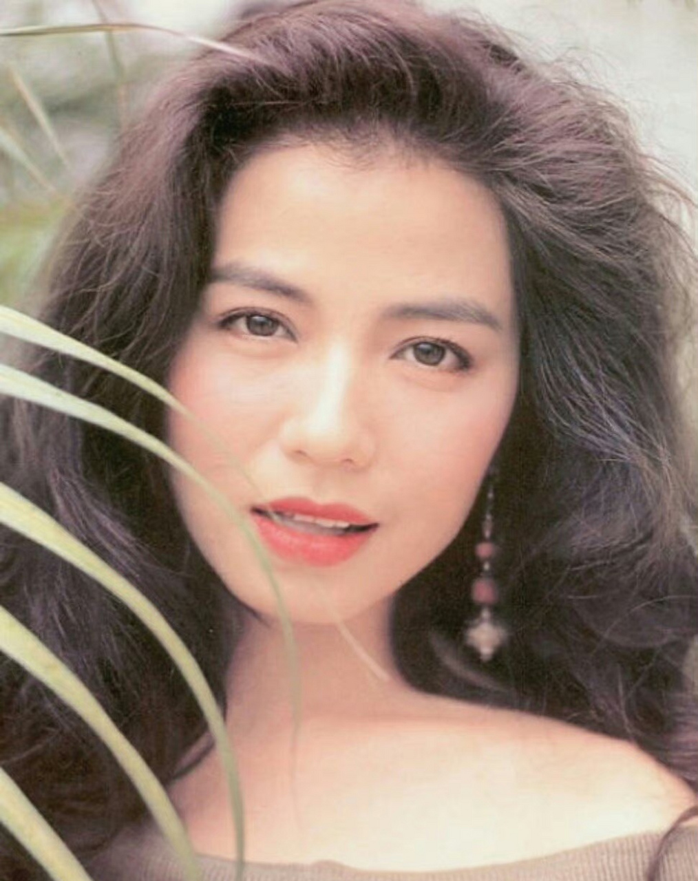 年轻时候的钟楚红,确实性感妩媚,让人为之心醉着迷.