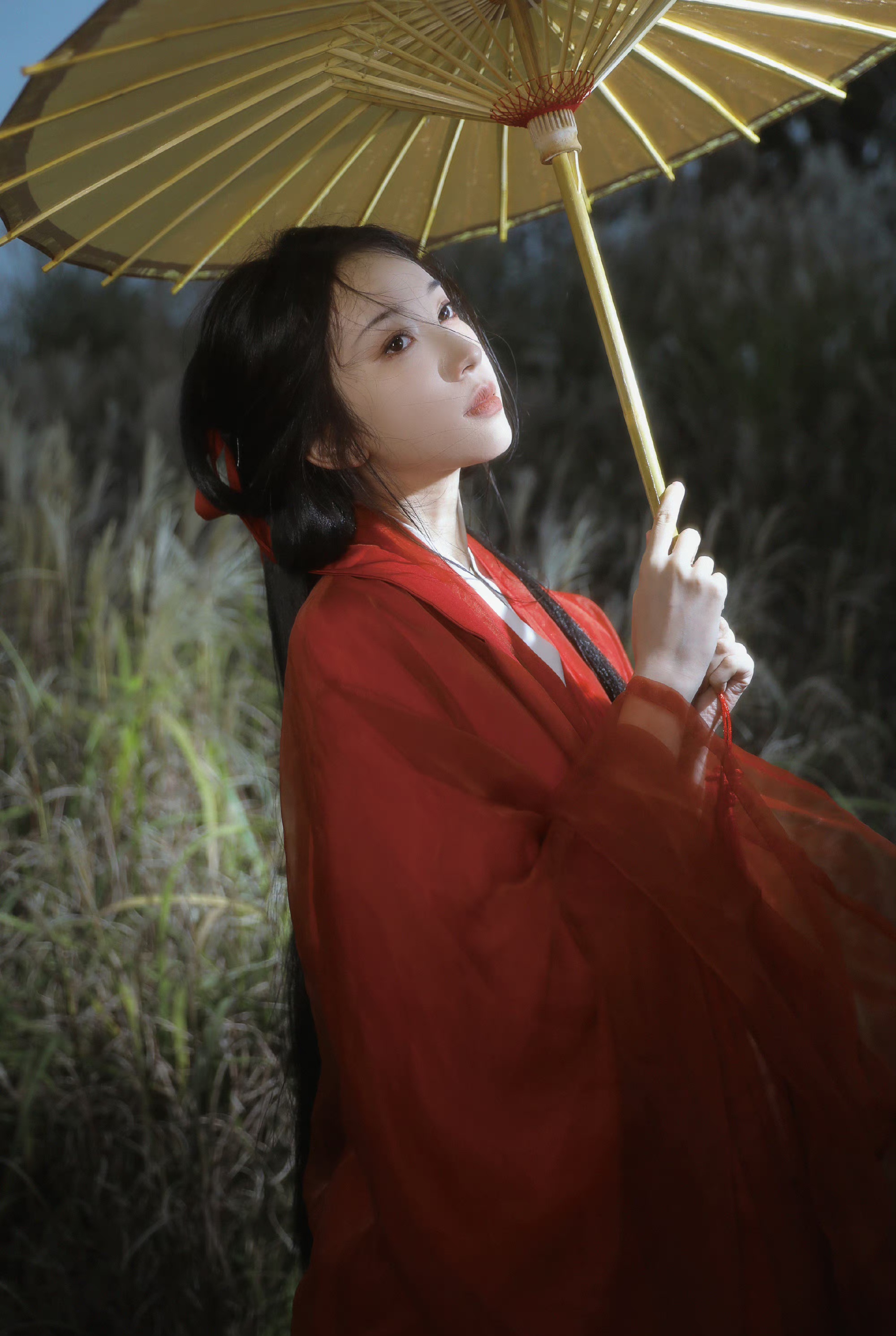 刘令姿,一袭古装红裙,折扇油纸伞,真美!