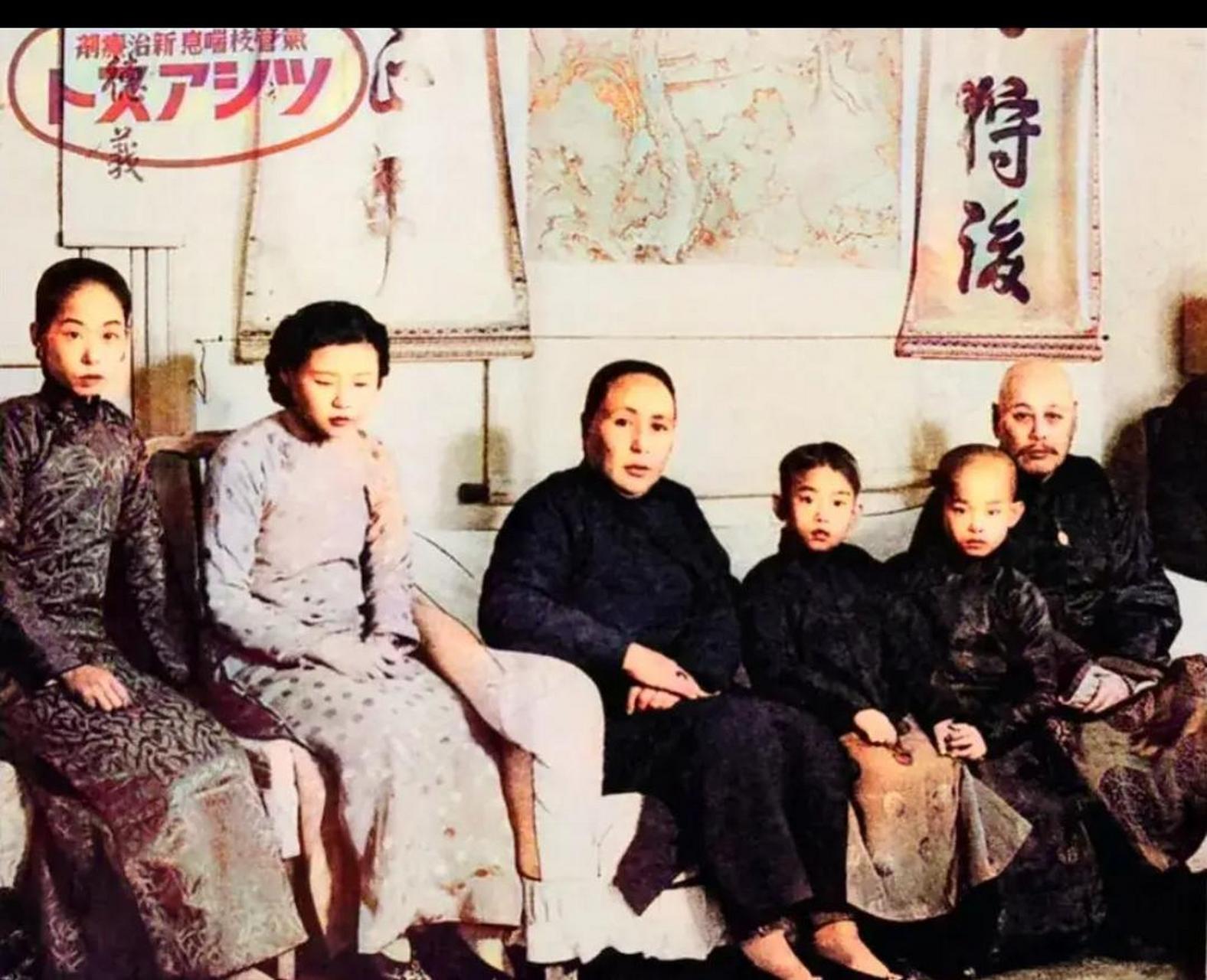 晚年吴佩孚的全家福合影,画面中除了他的夫人张佩兰,还有两名侧室和