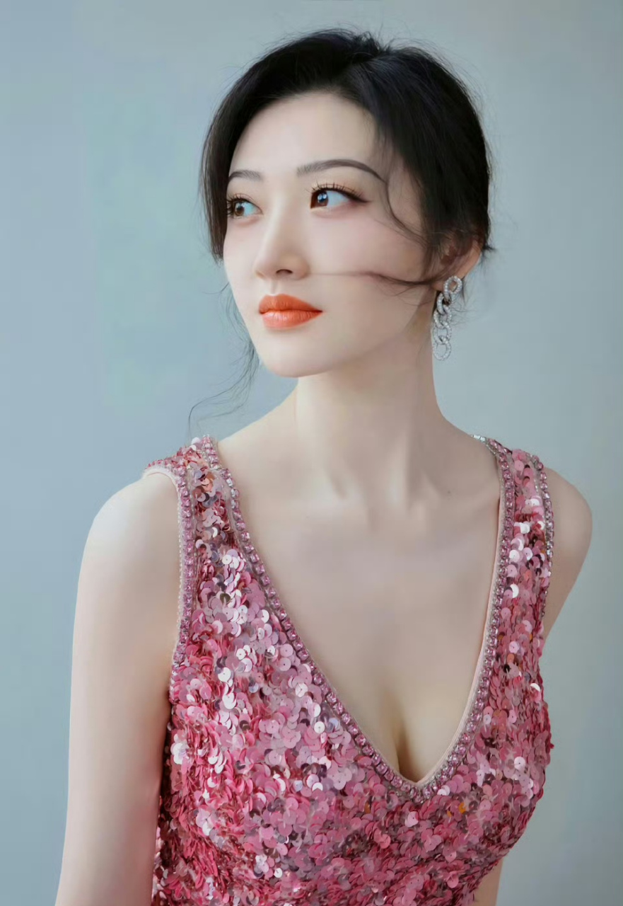 景甜深v好迷人呀,事业线深不见底,迷的人头晕眼花!