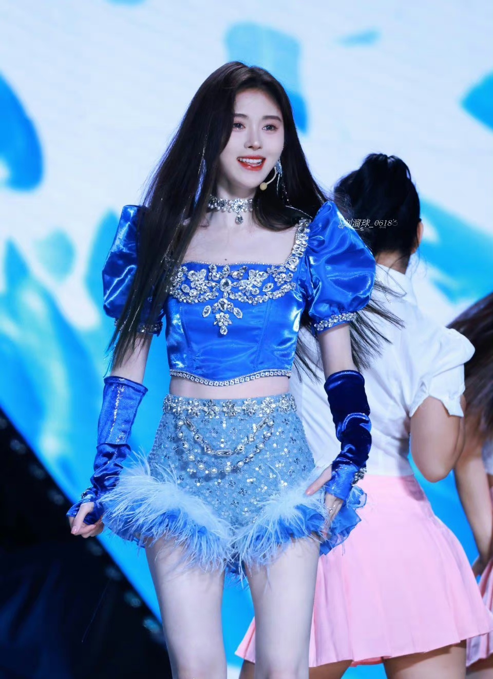 鞠婧祎超短裤舞台照大赏,这性感美腿你爱了吗?