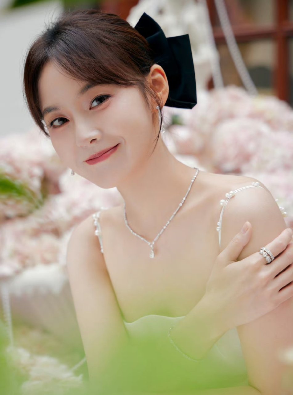 张佳宁白色吊带裙写真,清纯甜美可爱迷人,简直是甜到心里了!