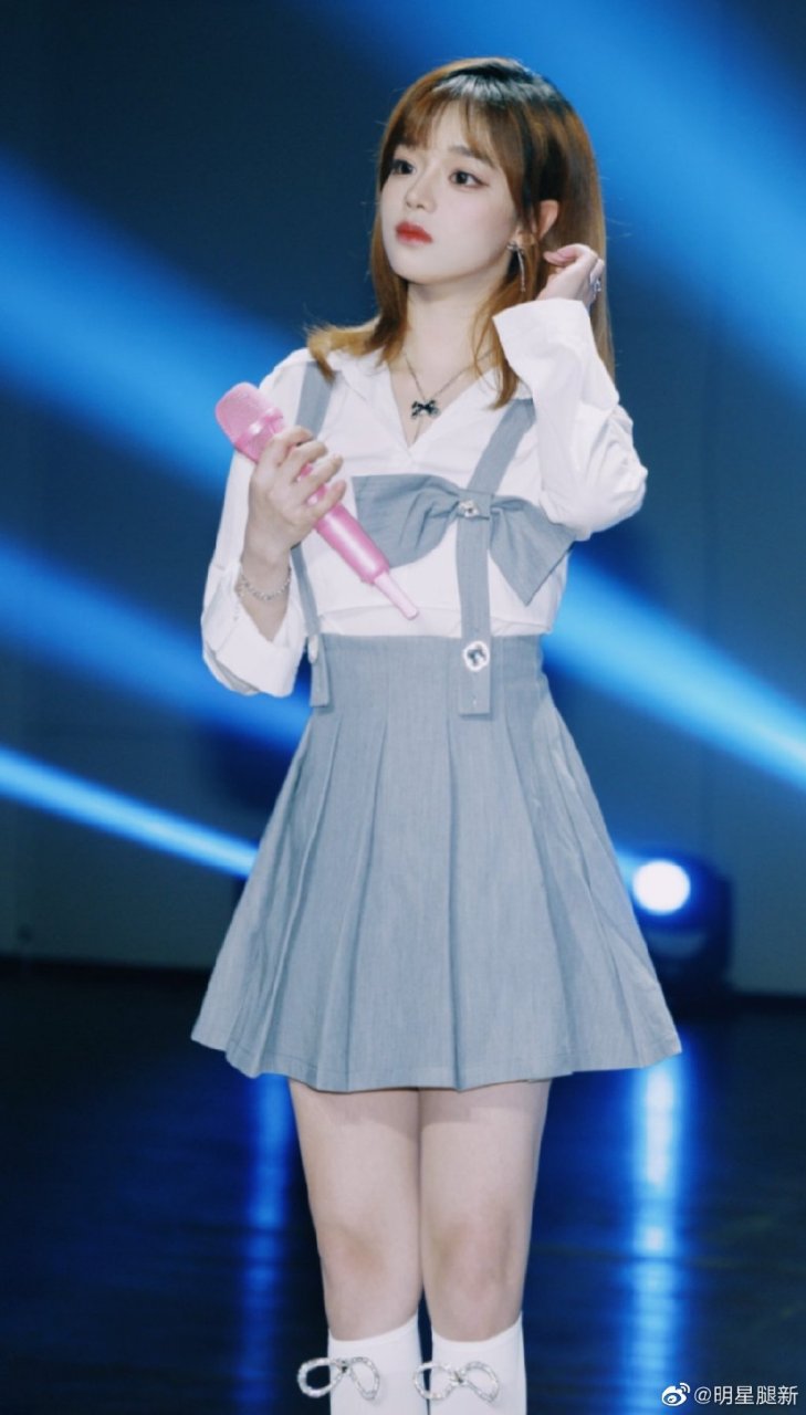 黄霄云穿短裙配短筒袜上台少女气质甜