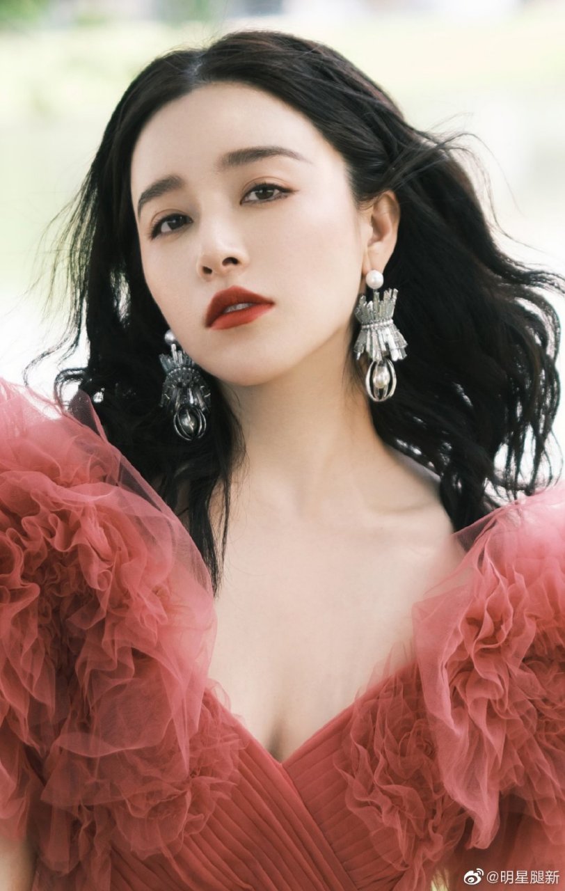 阚清子一袭梦幻纱裙美腿笔直修长