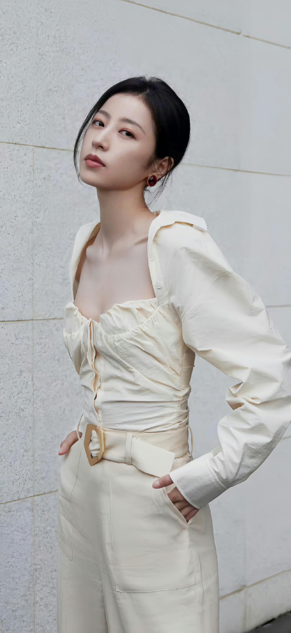 周雨彤,我的神啊,身材竟然这么有料,酥胸高耸,事业线把人给迷倒了