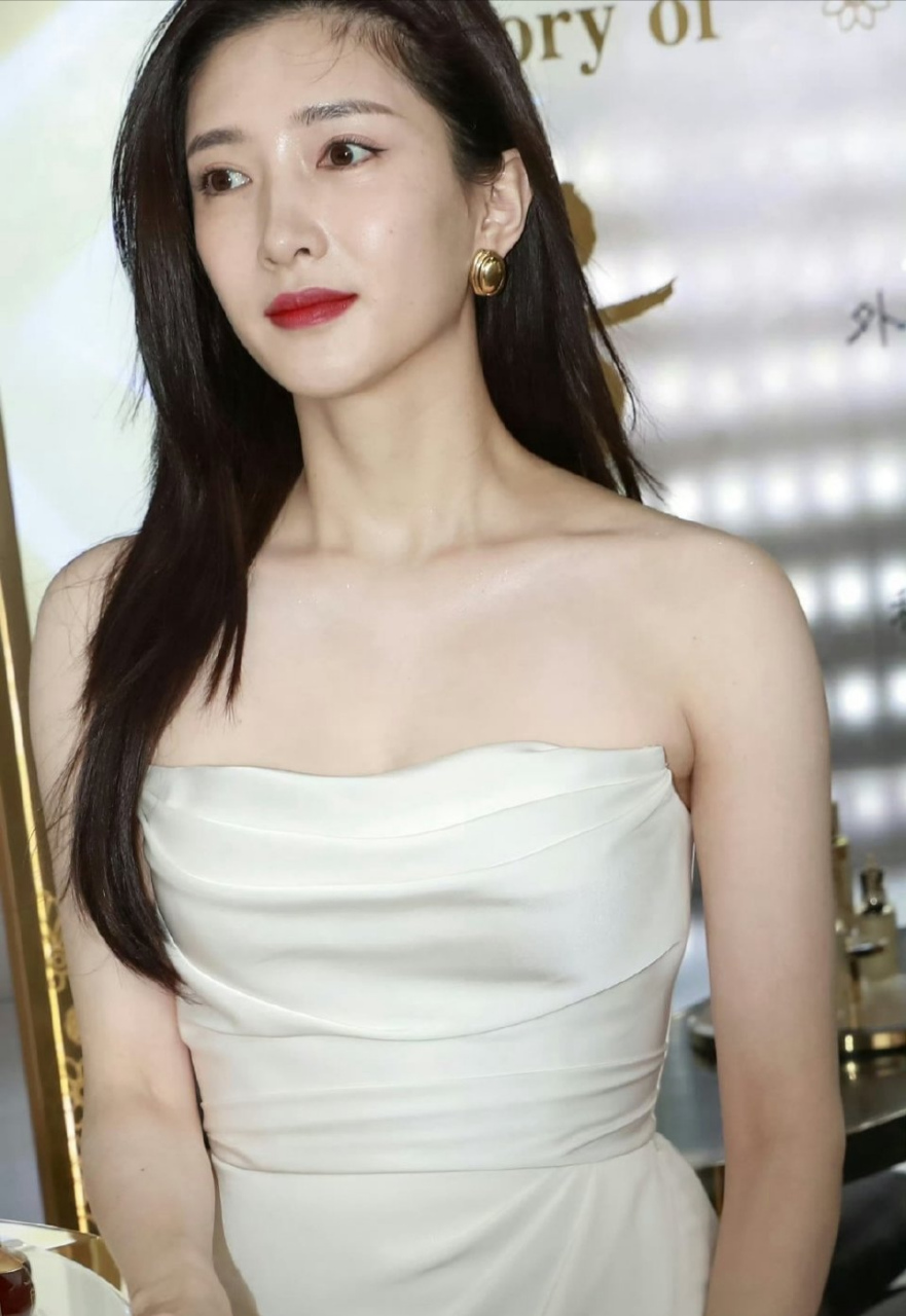 江疏影,抹胸裙真显身材,酥胸半露