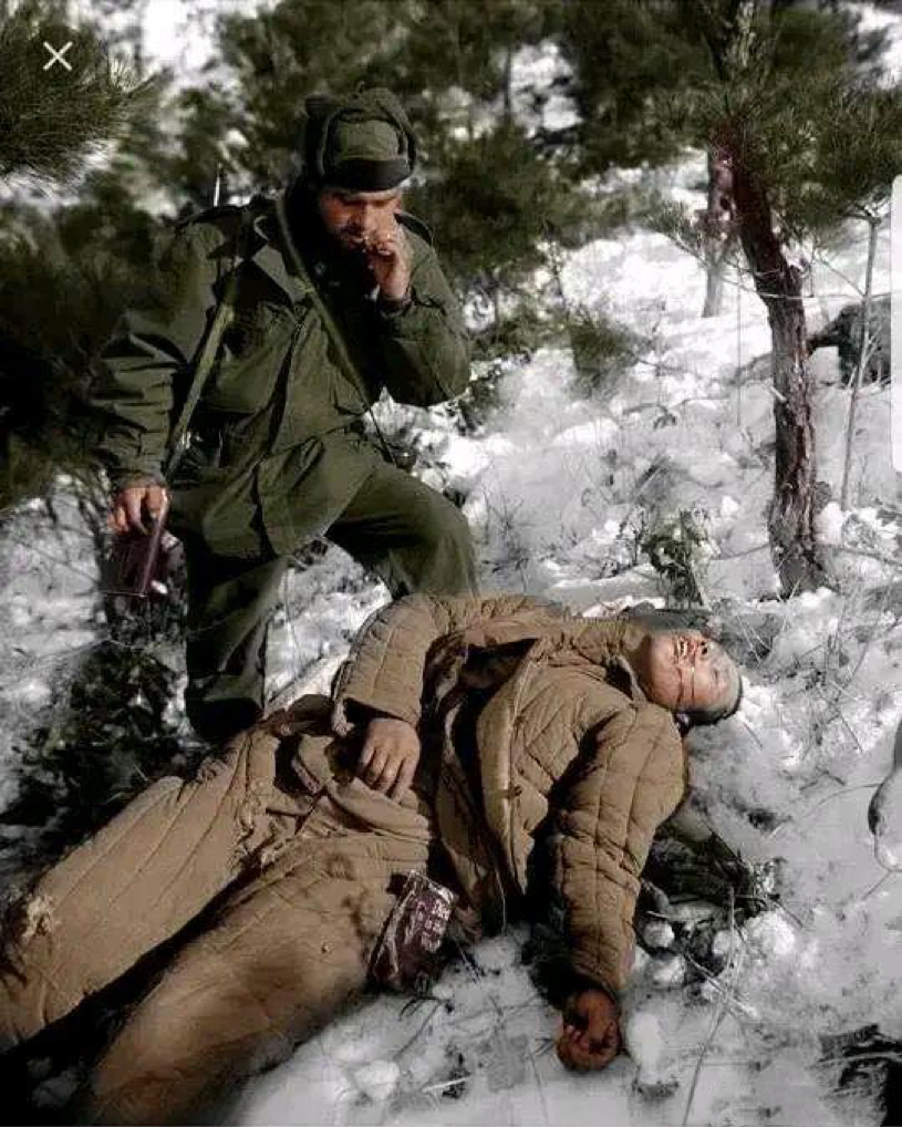 1951年2月,汉江地区,一名英勇牺牲的志愿军50军战士的照片,镜头中可以