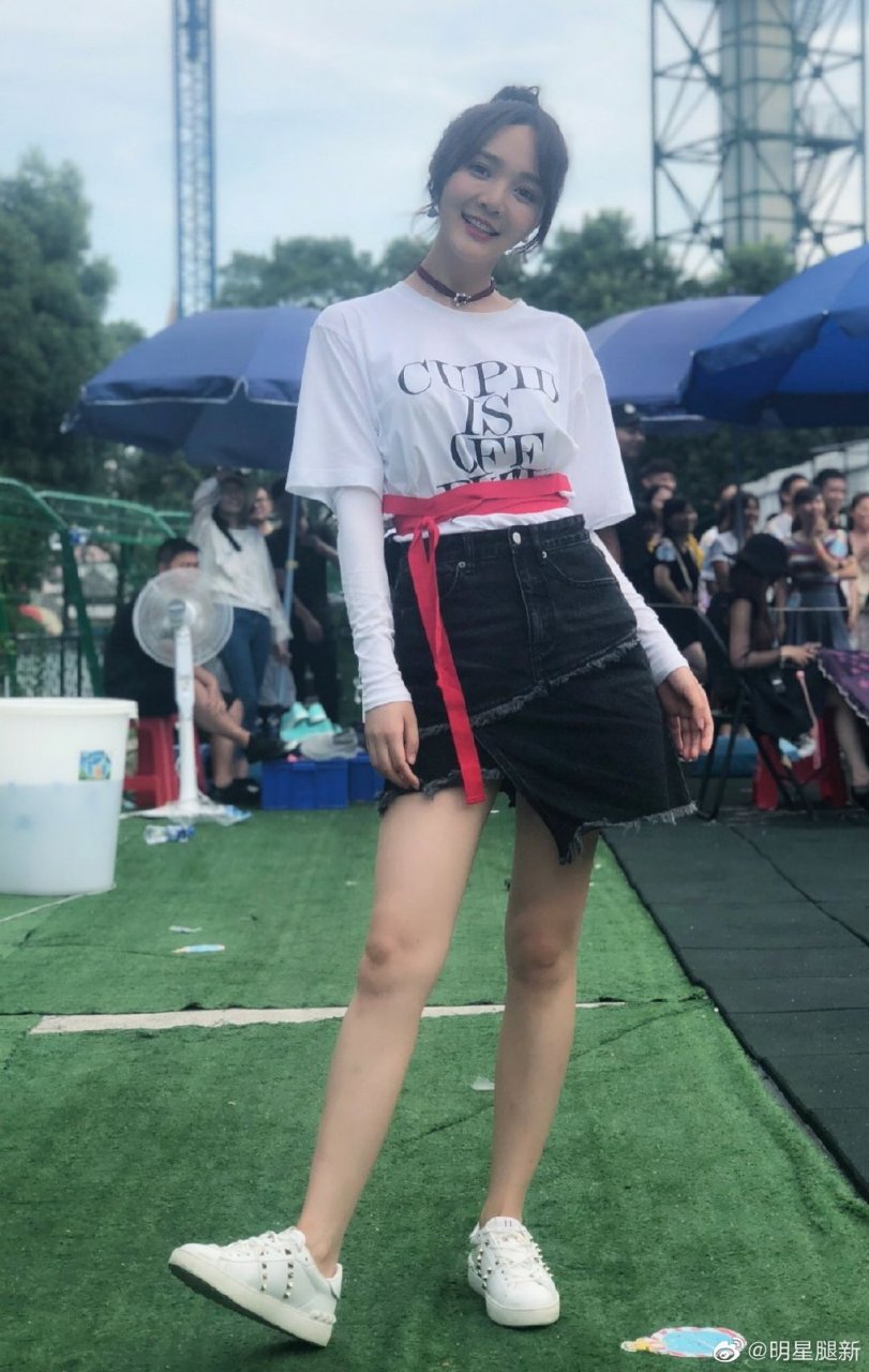 靳梦佳运动鞋美腿主持户外节目合集