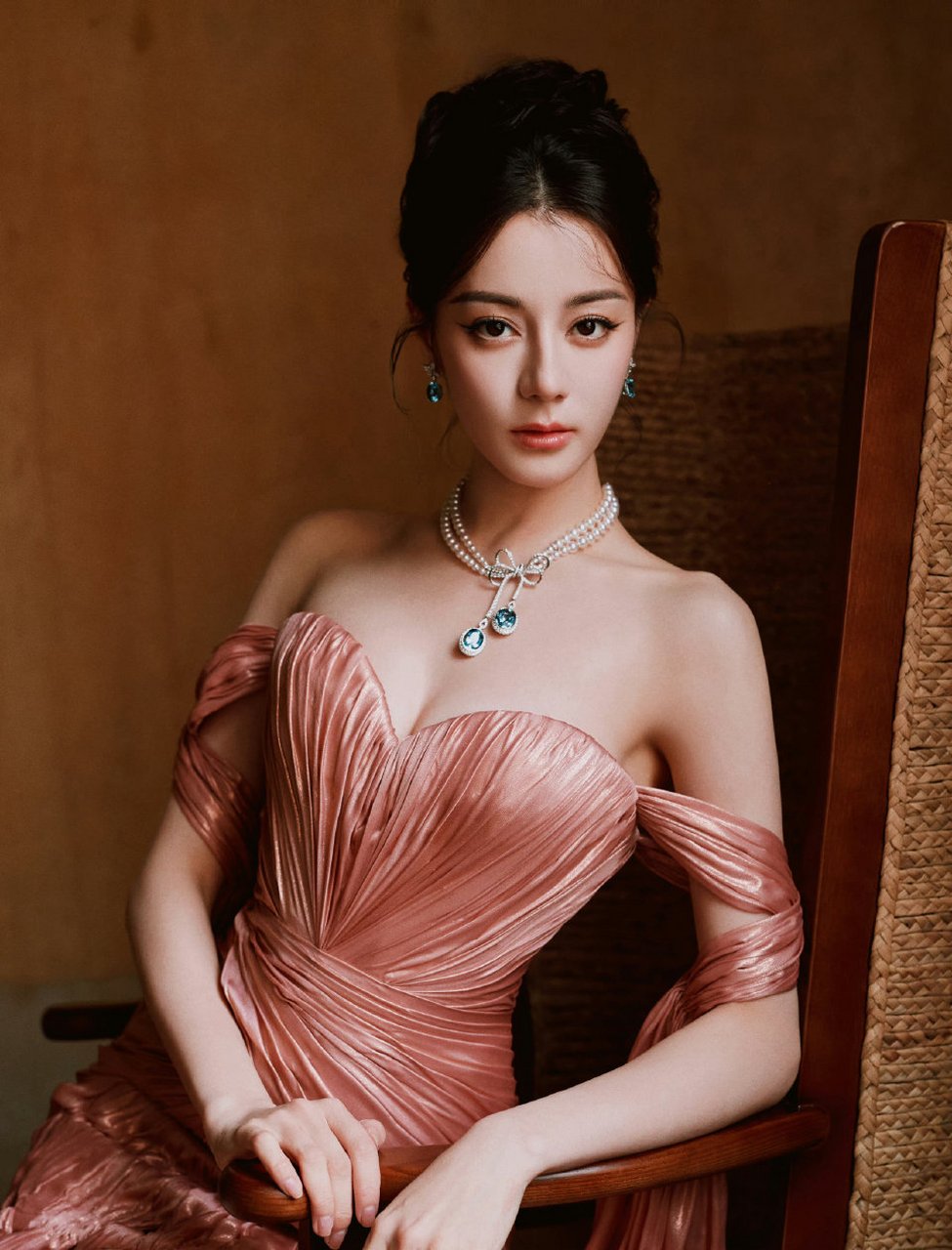 粉色浪漫,迪丽热巴抹胸长裙尽显柔美身姿,魅力四射