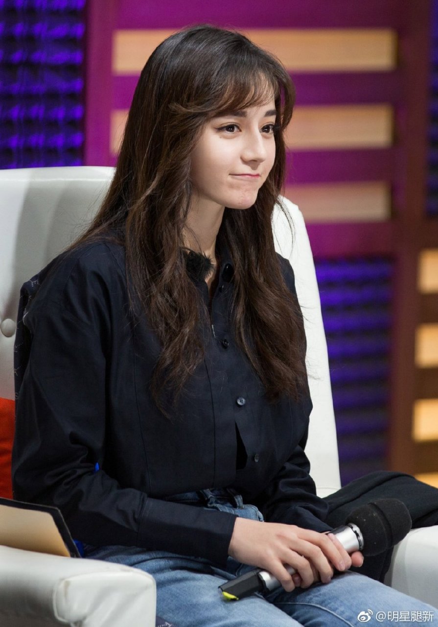 迪丽热巴牛仔裤美腿高跟靴子还能再美吗?