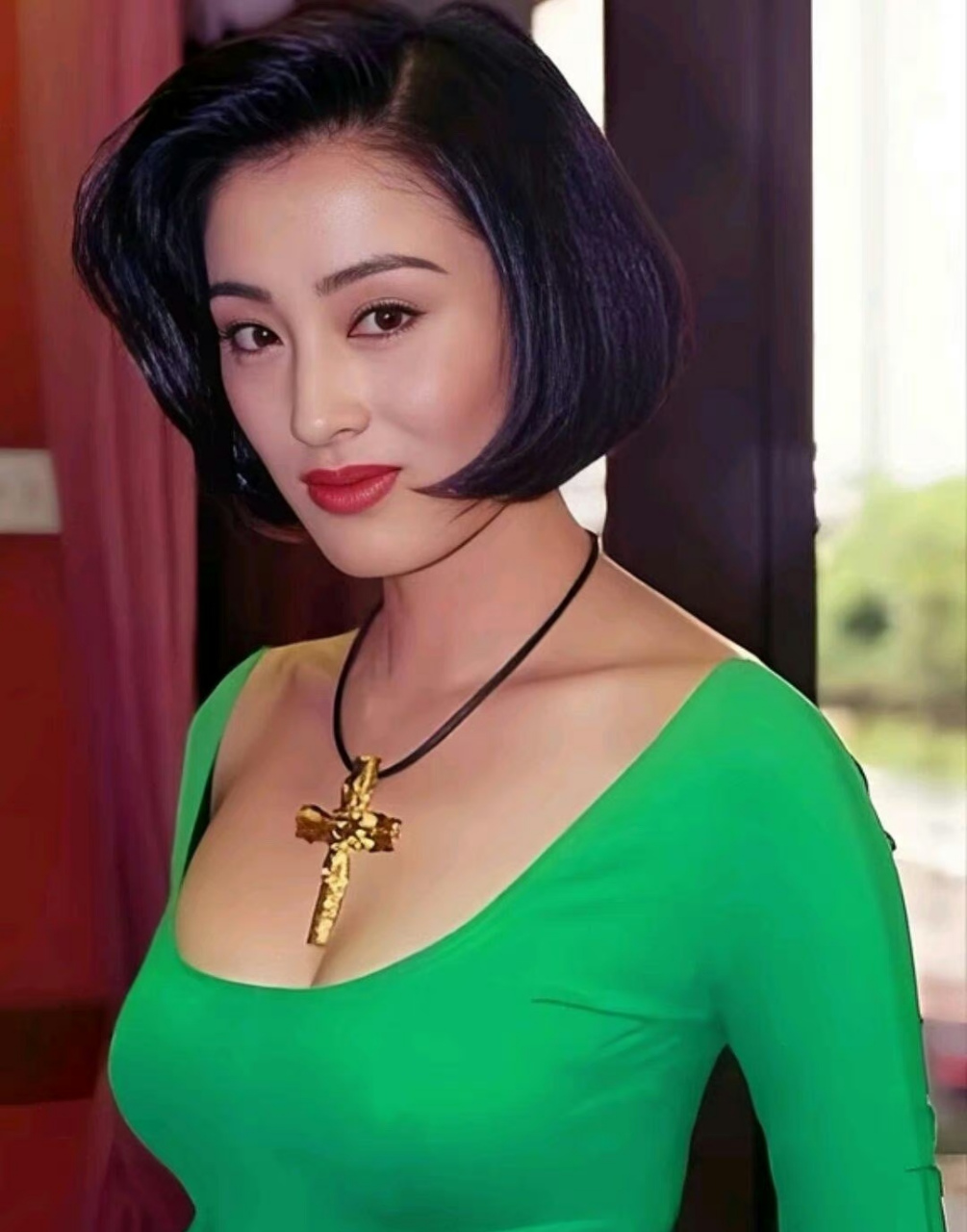 早期的张敏,身上透着一股浓郁的风韵美,让人为之心醉着迷.