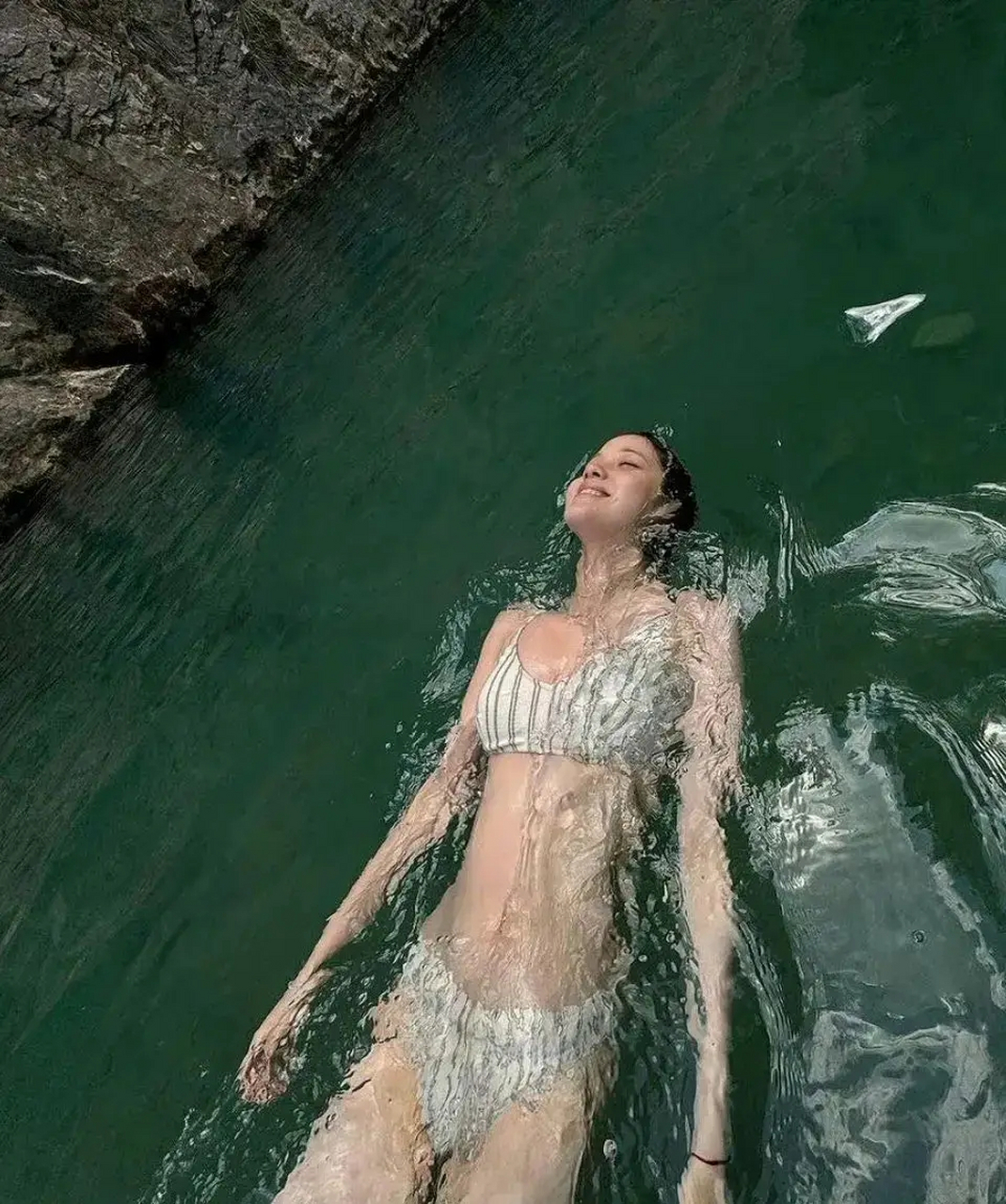 欧阳娜娜晒出一组泳装自拍