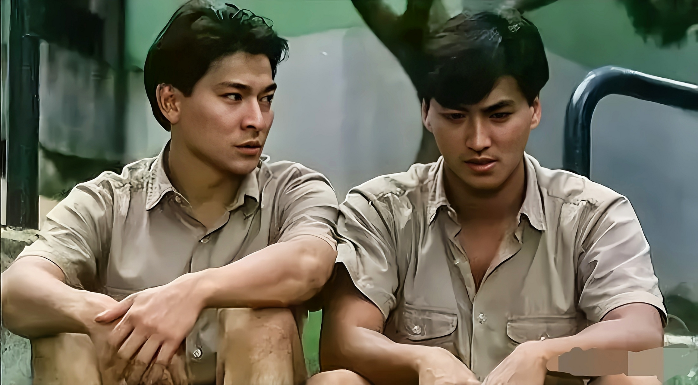 感觉年轻的何家劲与刘德华长得好像,甚至比华仔还要更帅一些!